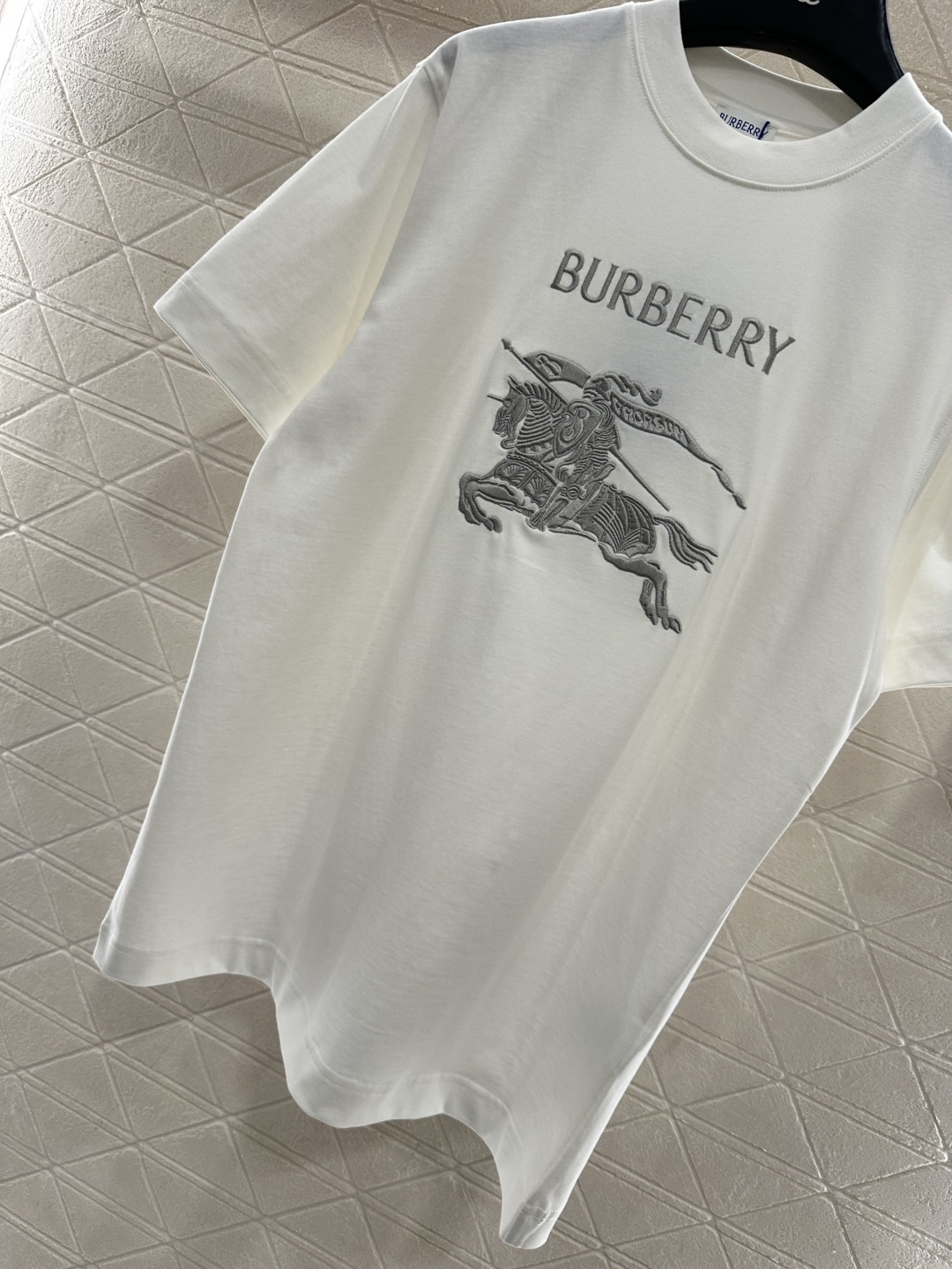 ♥BBR*♥2025新品上架 圆领战马徽标𝑇𝑒𝑒定制YB原生全棉材质，质感细腻，舒适透气，宽松短袖裁剪，