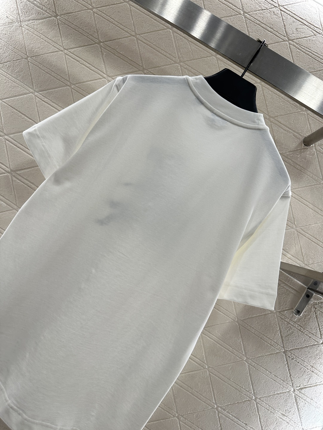 ♥BBR*♥2025新品上架 圆领战马徽标𝑇𝑒𝑒定制YB原生全棉材质，质感细腻，舒适透气，宽松短袖裁剪，