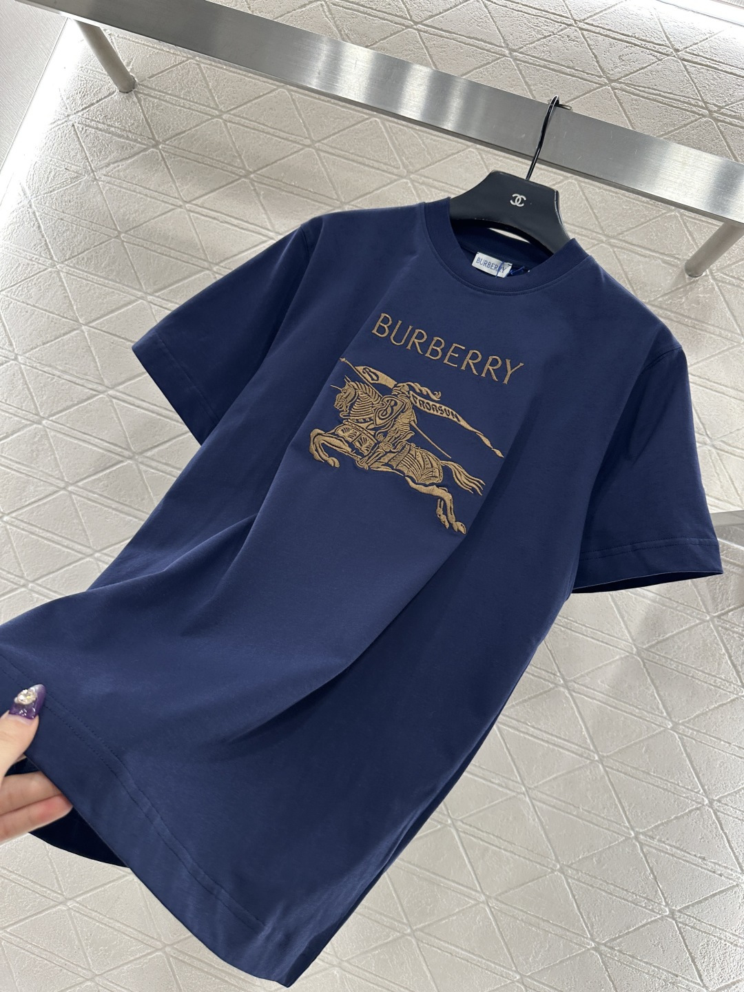 ♥BBR*♥2025新品上架 圆领战马徽标𝑇𝑒𝑒定制YB原生全棉材质，质感细腻，舒适透气，宽松短袖裁剪，