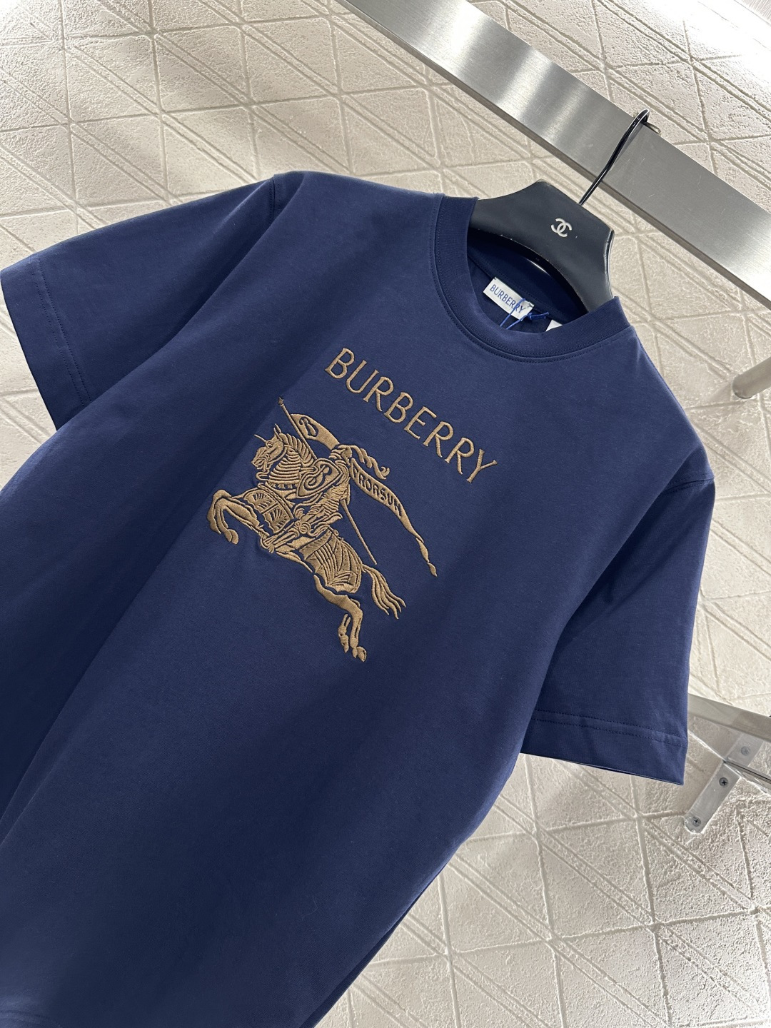 ♥BBR*♥2025新品上架 圆领战马徽标𝑇𝑒𝑒定制YB原生全棉材质，质感细腻，舒适透气，宽松短袖裁剪，