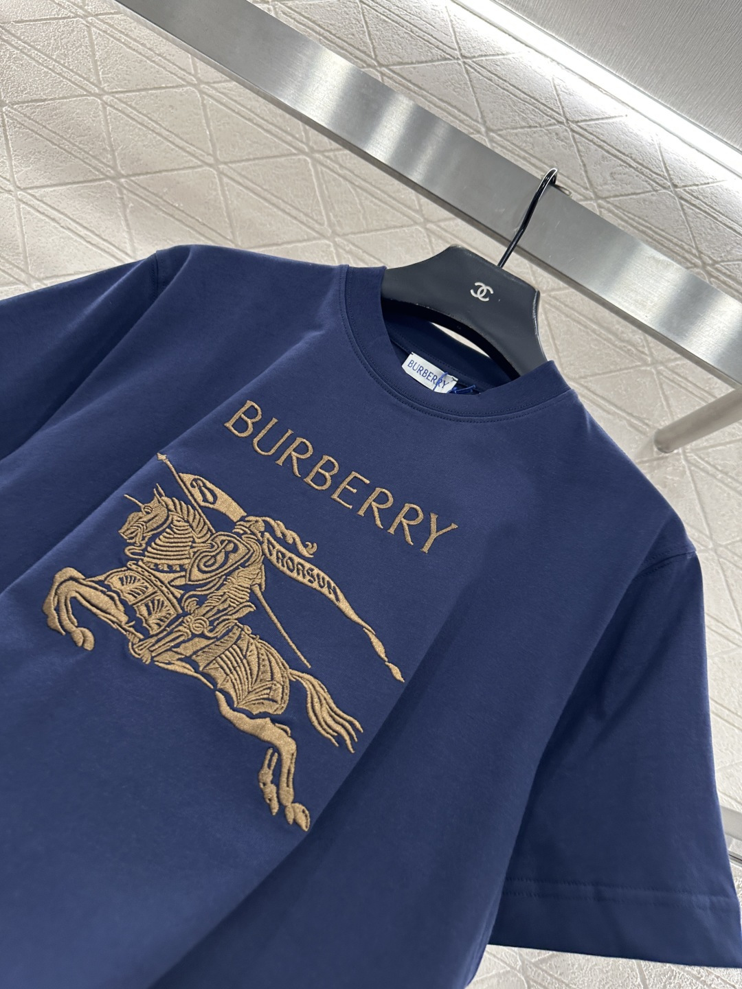 ♥BBR*♥2025新品上架 圆领战马徽标𝑇𝑒𝑒定制YB原生全棉材质，质感细腻，舒适透气，宽松短袖裁剪，