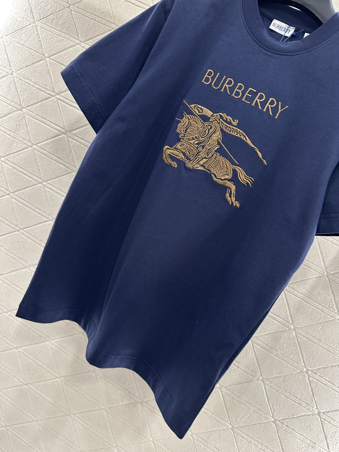 ♥BBR*♥2025新品上架 圆领战马徽标𝑇𝑒𝑒定制YB原生全棉材质，质感细腻，舒适透气，宽松短袖裁剪，