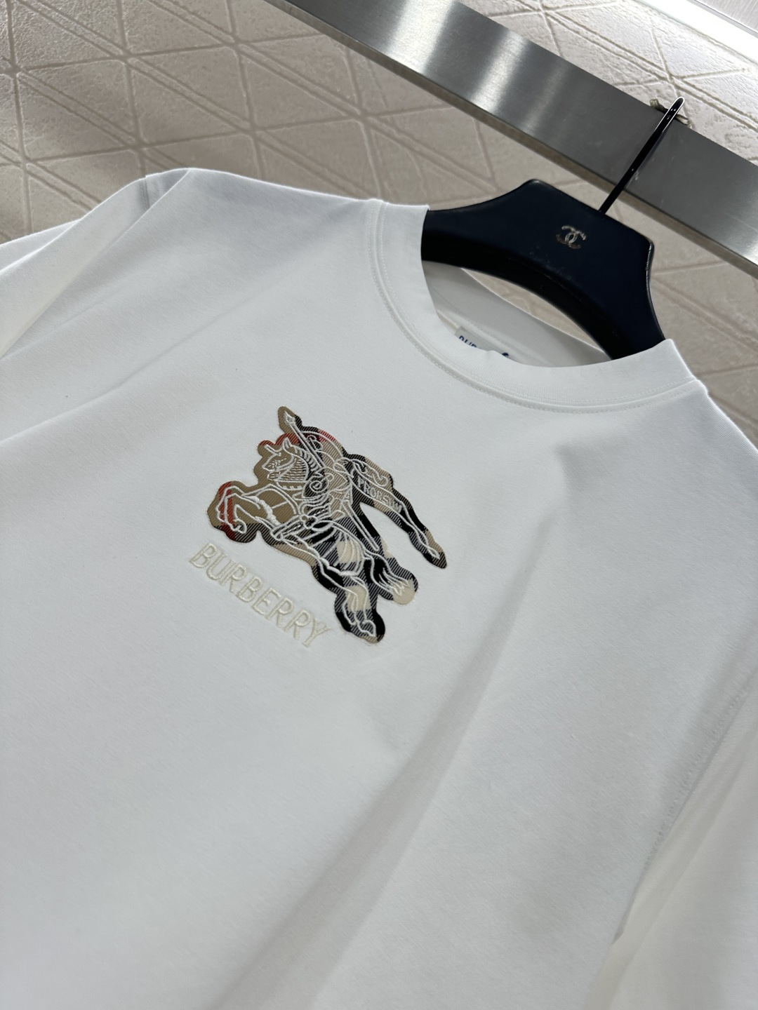 ♥BBR*♥2025新品上架 圆领战马徽标𝑇𝑒𝑒定制YB原生全棉材质，质感细腻，舒适透气，宽松短袖裁剪，