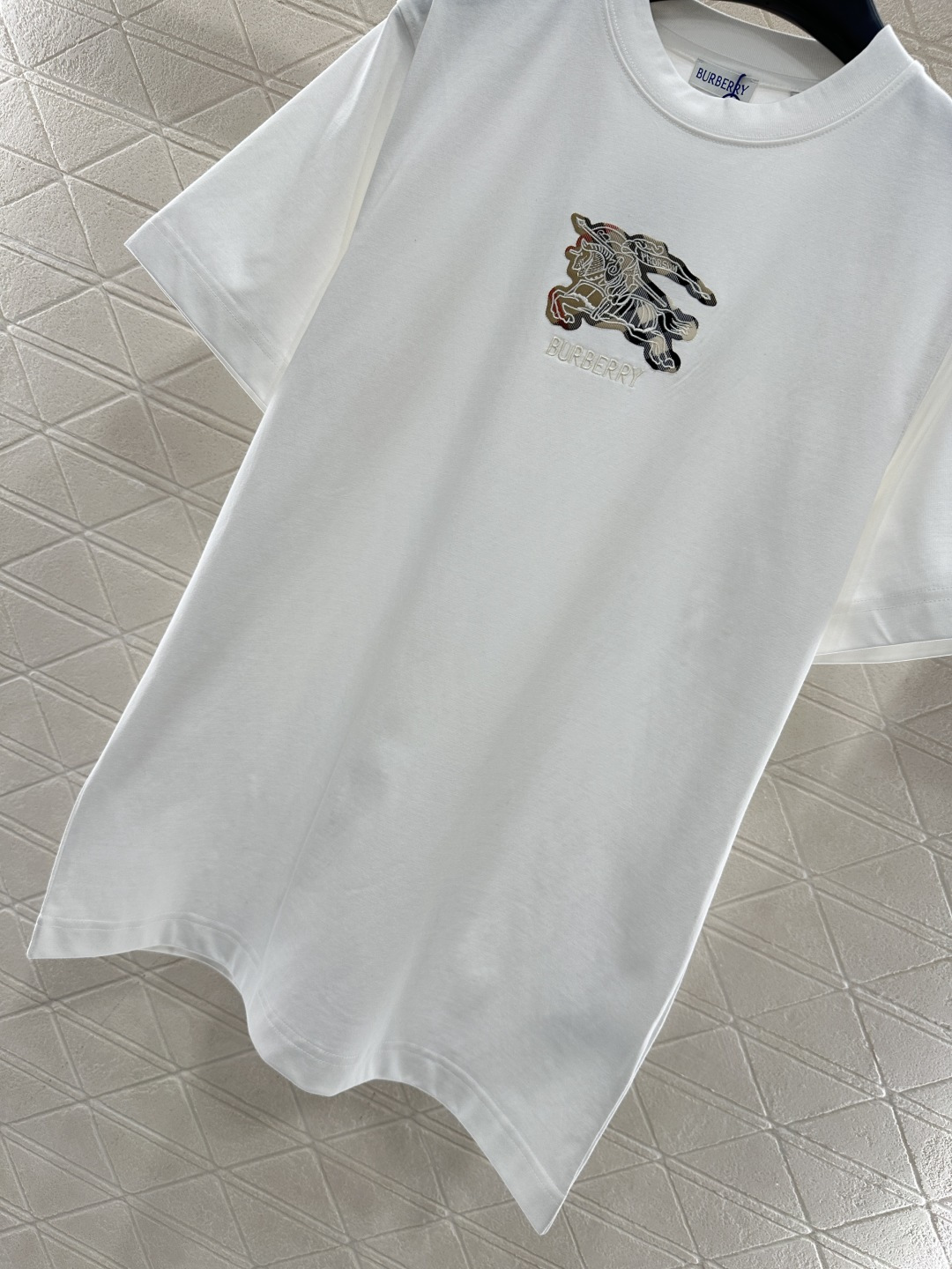 ♥BBR*♥2025新品上架 圆领战马徽标𝑇𝑒𝑒定制YB原生全棉材质，质感细腻，舒适透气，宽松短袖裁剪，