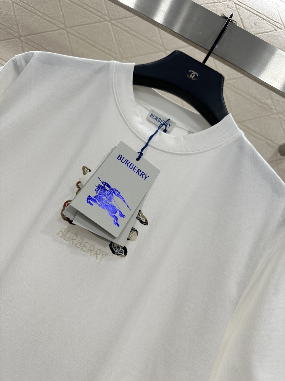 ♥BBR*♥2025新品上架 圆领战马徽标𝑇𝑒𝑒定制YB原生全棉材质，质感细腻，舒适透气，宽松短袖裁剪，