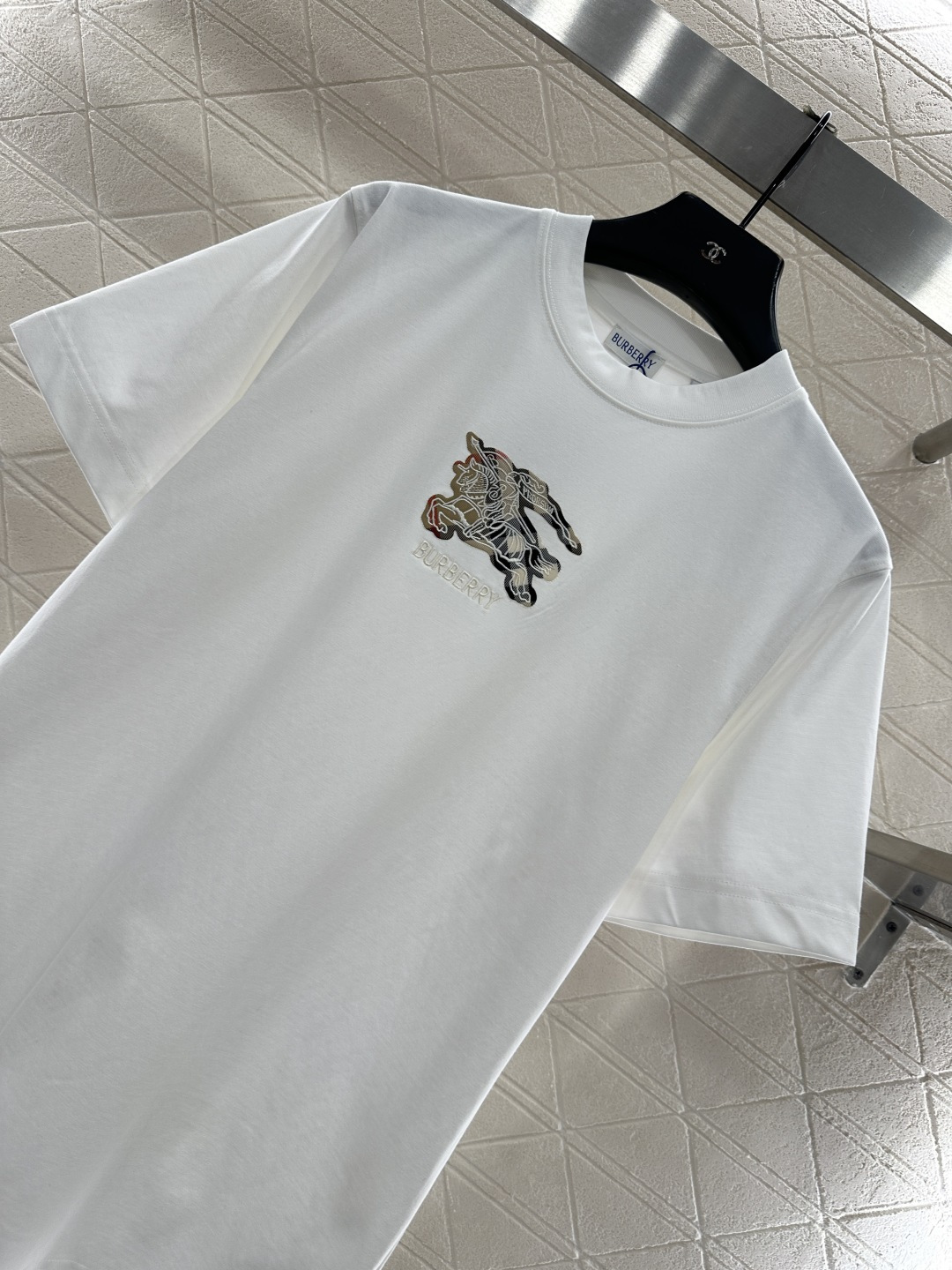 ♥BBR*♥2025新品上架 圆领战马徽标𝑇𝑒𝑒定制YB原生全棉材质，质感细腻，舒适透气，宽松短袖裁剪，