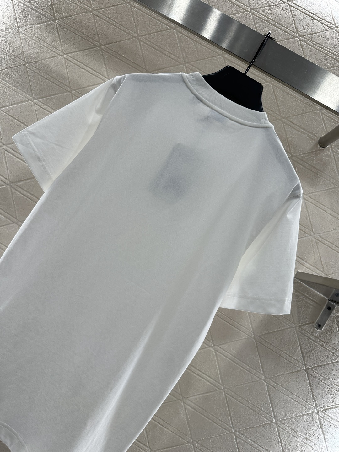 ♥BBR*♥2025新品上架 圆领战马徽标𝑇𝑒𝑒定制YB原生全棉材质，质感细腻，舒适透气，宽松短袖裁剪，