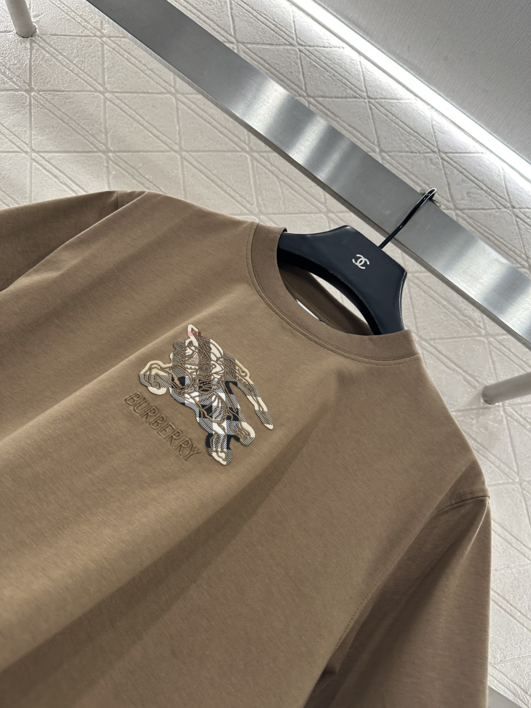 ♥BBR*♥2025新品上架 圆领战马徽标𝑇𝑒𝑒定制YB原生全棉材质，质感细腻，舒适透气，宽松短袖裁剪，