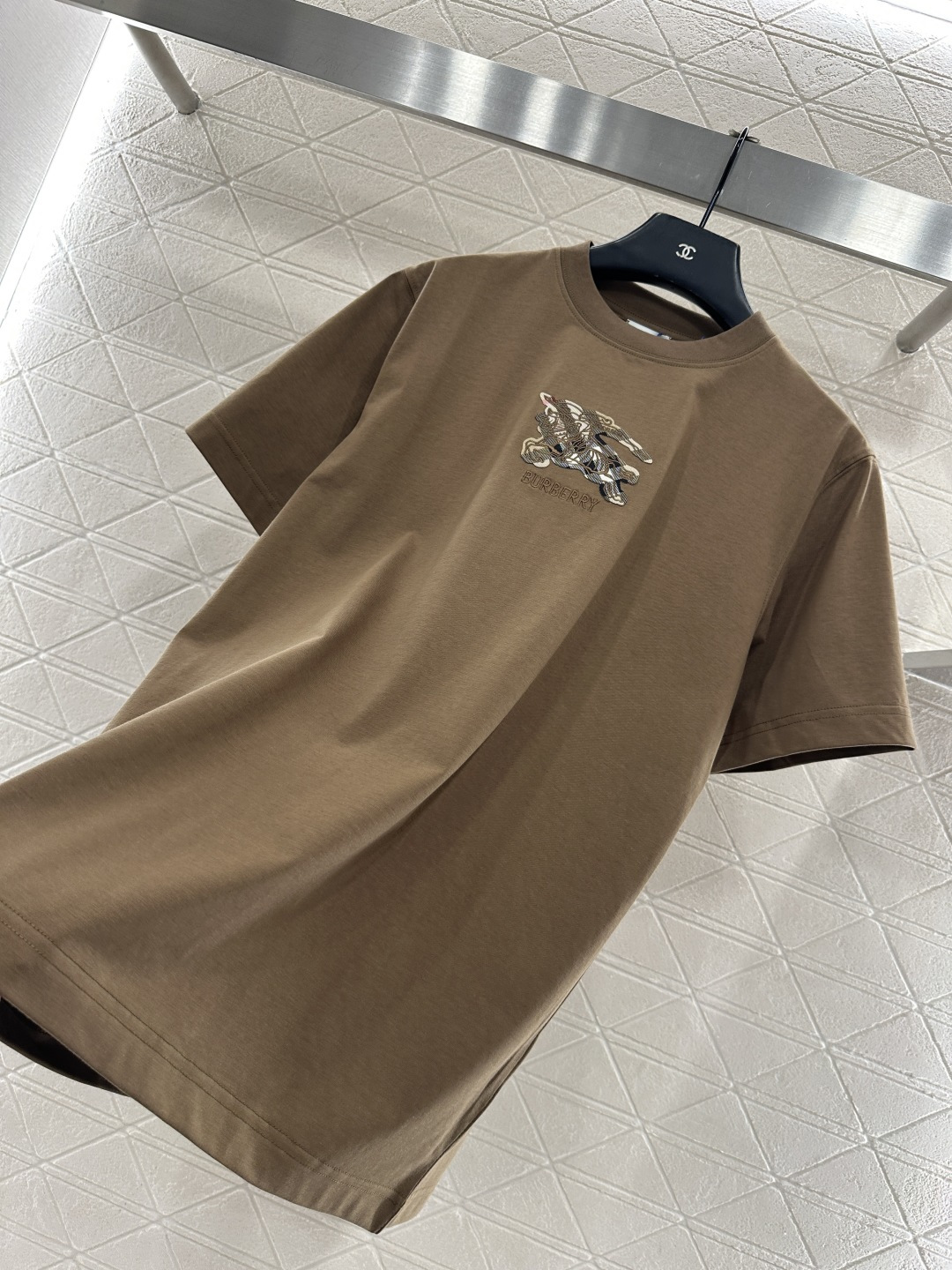 ♥BBR*♥2025新品上架 圆领战马徽标𝑇𝑒𝑒定制YB原生全棉材质，质感细腻，舒适透气，宽松短袖裁剪，