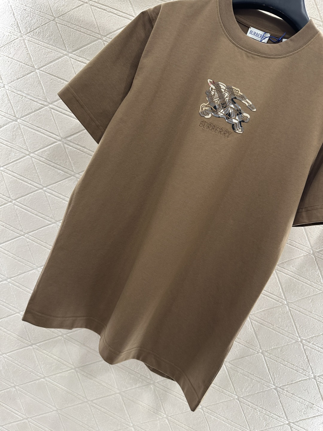 ♥BBR*♥2025新品上架 圆领战马徽标𝑇𝑒𝑒定制YB原生全棉材质，质感细腻，舒适透气，宽松短袖裁剪，