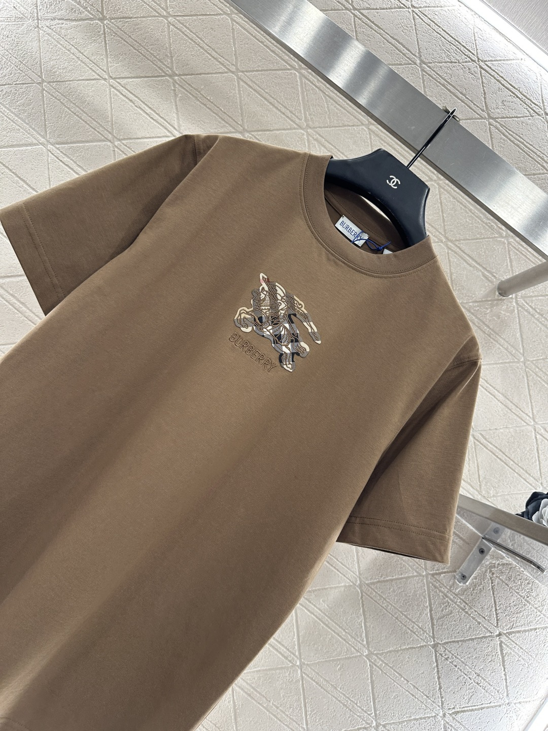 ♥BBR*♥2025新品上架 圆领战马徽标𝑇𝑒𝑒定制YB原生全棉材质，质感细腻，舒适透气，宽松短袖裁剪，