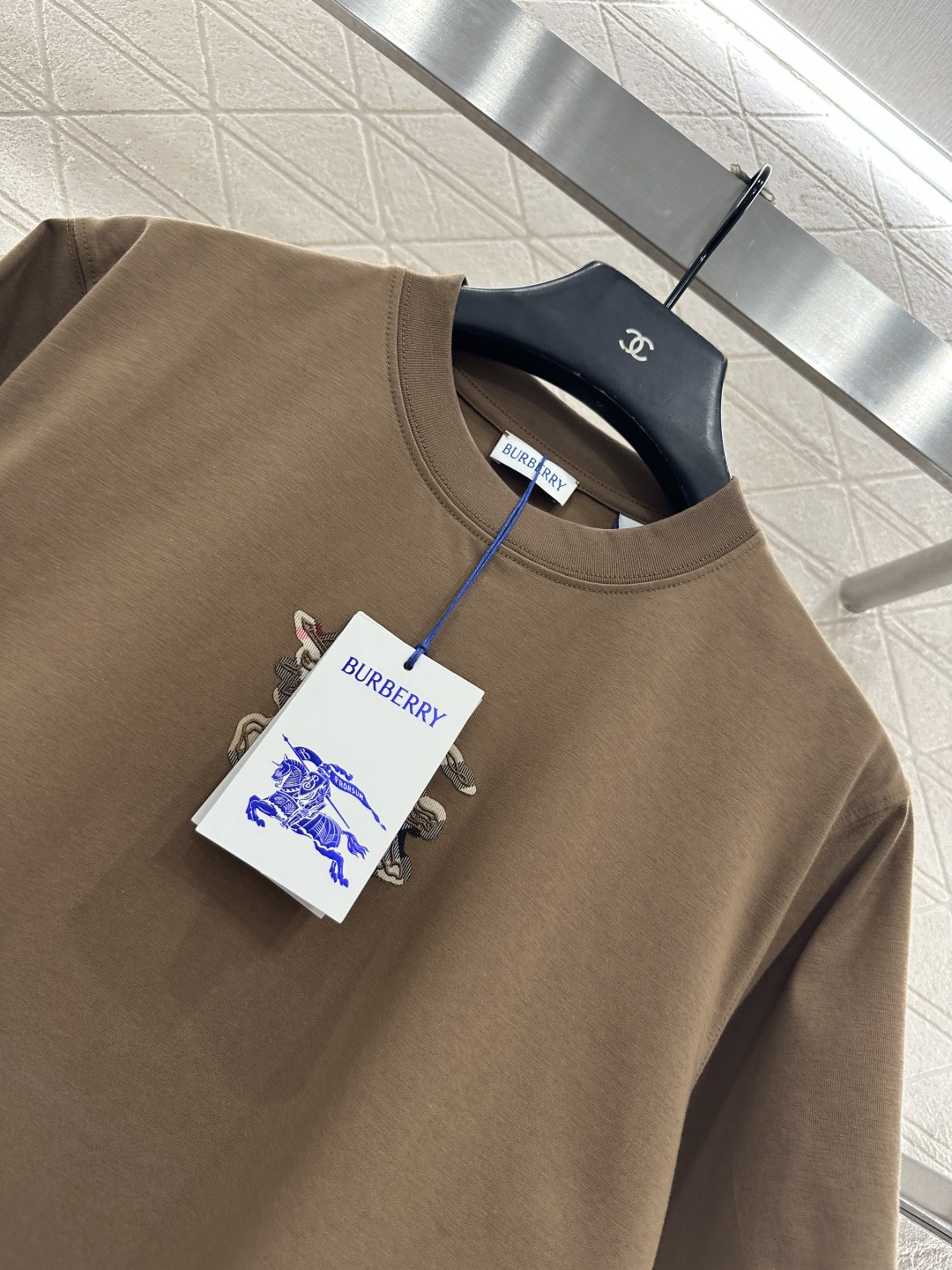 ♥BBR*♥2025新品上架 圆领战马徽标𝑇𝑒𝑒定制YB原生全棉材质，质感细腻，舒适透气，宽松短袖裁剪，