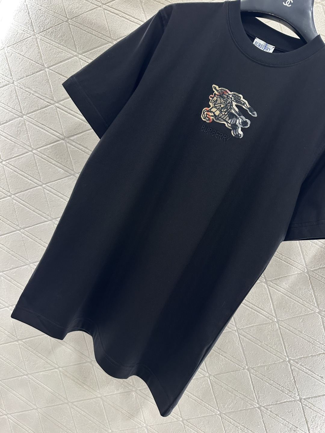♥BBR*♥2025新品上架 圆领战马徽标𝑇𝑒𝑒定制YB原生全棉材质，质感细腻，舒适透气，宽松短袖裁剪，