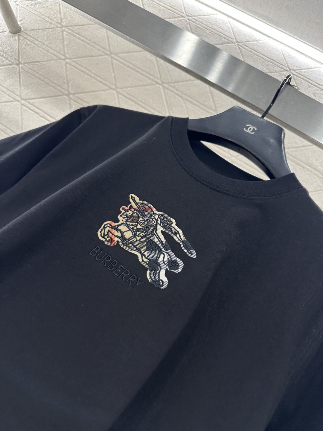 ♥BBR*♥2025新品上架 圆领战马徽标𝑇𝑒𝑒定制YB原生全棉材质，质感细腻，舒适透气，宽松短袖裁剪，