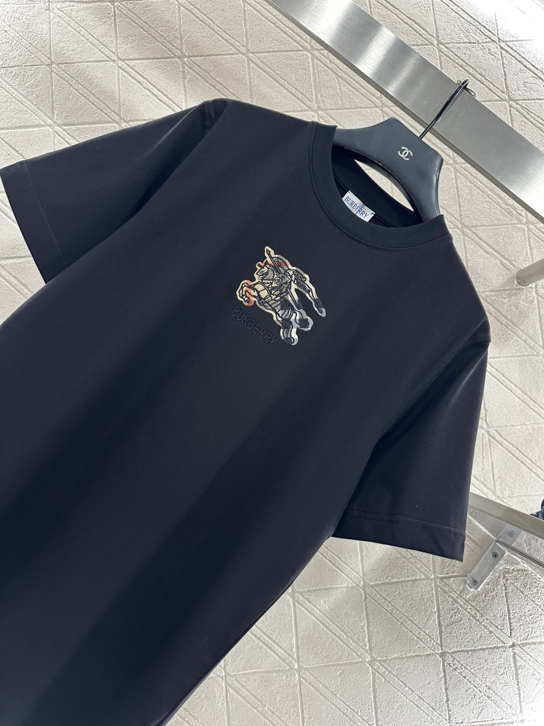 ♥BBR*♥2025新品上架 圆领战马徽标𝑇𝑒𝑒定制YB原生全棉材质，质感细腻，舒适透气，宽松短袖裁剪，