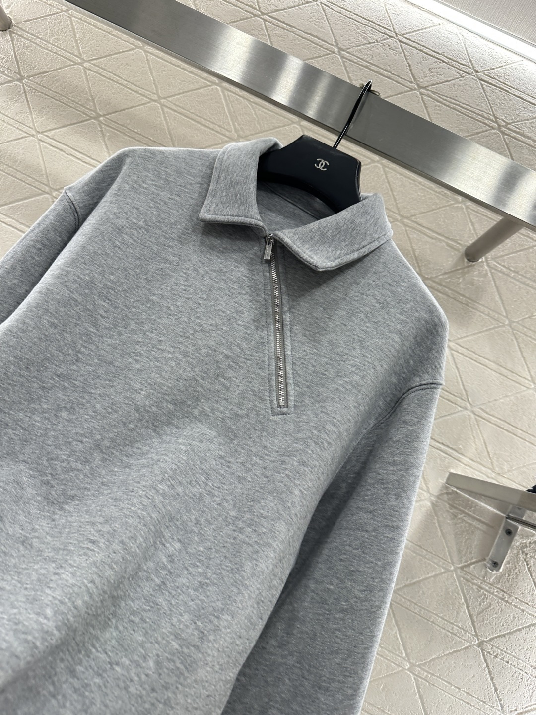 ♥Miumi*♥2025新品上架 翻领斜拉链卫衣定制YB进口原生全棉织造，细腻柔软，高级有型，翻领拉链卫