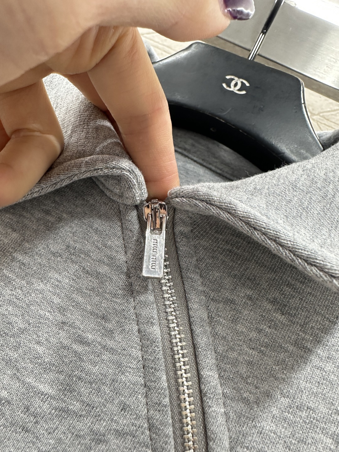 ♥Miumi*♥2025新品上架 翻领斜拉链卫衣定制YB进口原生全棉织造，细腻柔软，高级有型，翻领拉链卫