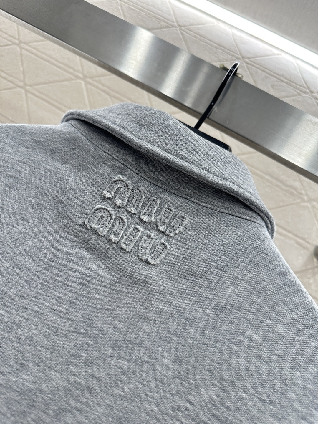 ♥Miumi*♥2025新品上架 翻领斜拉链卫衣定制YB进口原生全棉织造，细腻柔软，高级有型，翻领拉链卫