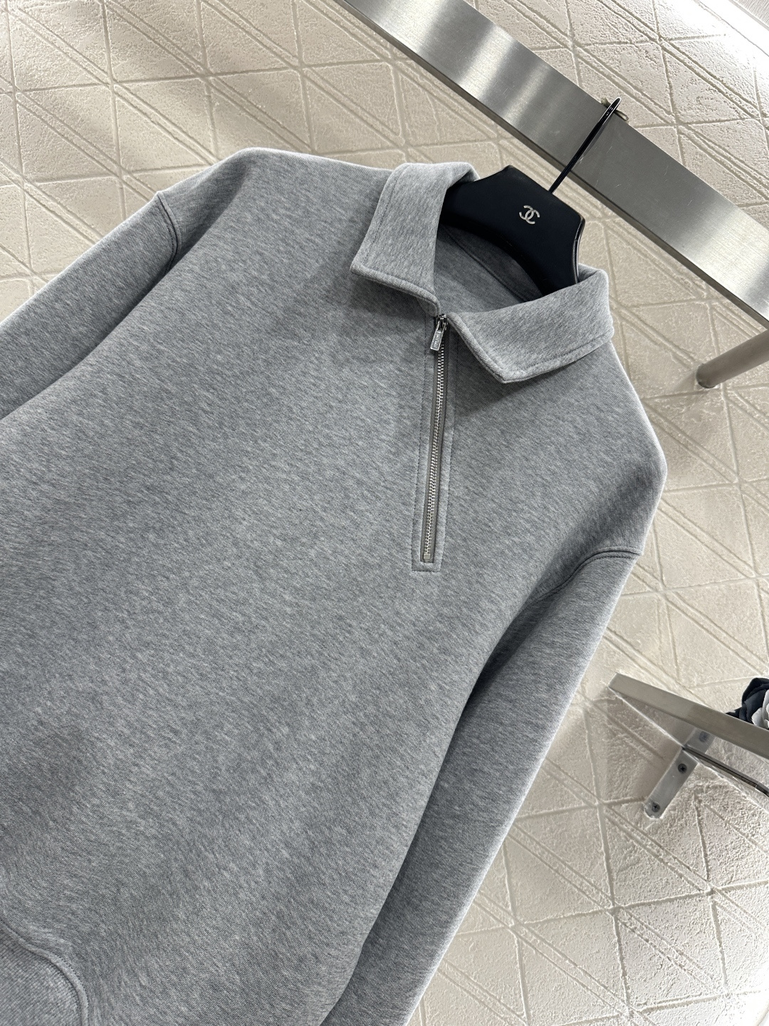 ♥Miumi*♥2025新品上架 翻领斜拉链卫衣定制YB进口原生全棉织造，细腻柔软，高级有型，翻领拉链卫