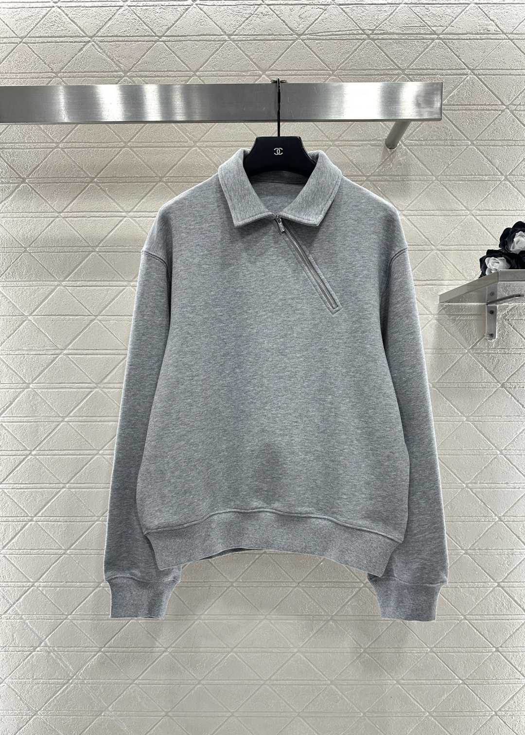 NO:638647,Miumi*2025 new products are on the shelves. Lapel diagonal zipper sweatshirt. Customized YB imported raw cotton weaving, delicate and soft, high-end and stylish. Lapel zipper sweatshirt version, diagonal zipper half placket design, full elastic threaded hemming details on the body, fashionable retro atmosphere. The three-dimensional letter logo is decorated on the back collar. The brand has a strong academic style. It is matched with a series of trousers, and the upper body is fashionable and trendy. Customized surface accessories. Look for the version  high version,miumiu-clothing,miumiu,hoodie,sweatshirts,alexander wang19860909Miumi*2025新品上架 翻领斜拉链卫衣 定制YB进口原生全棉织造,细腻柔软,高级有型,翻领拉链卫衣版型,斜分拉链半开襟设计,大身弹力螺纹包边细节满分,时尚复古气息明显,后领装饰立体字母徽标点睛,品牌学院风格强烈,搭配系列长裤,成套上身时尚潮流.定制面辅料 认准版本 高版本,缪缪-服装,miumiu,hoodie,sweatshirts,alexander wang,Women's clothing