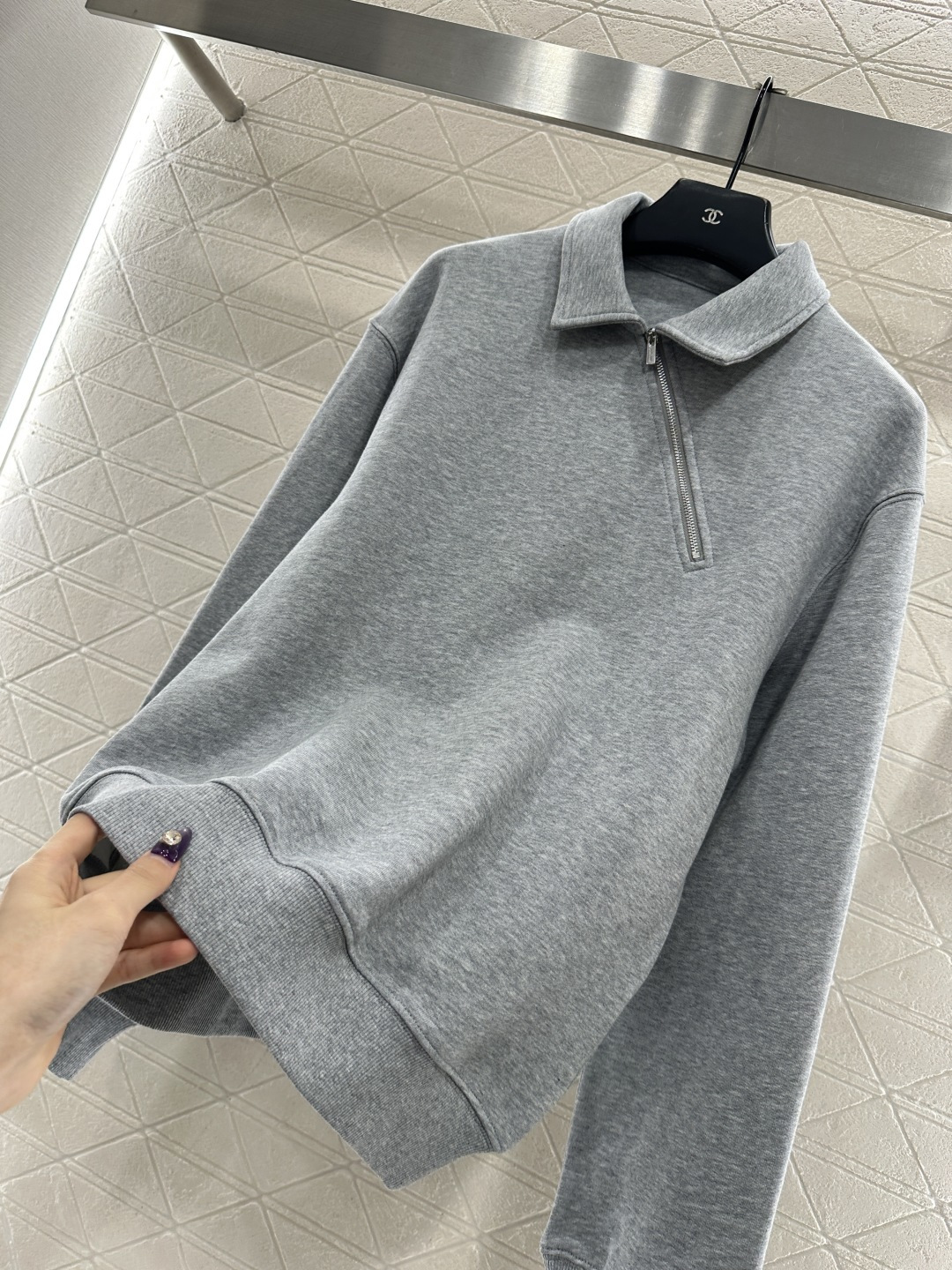 ♥Miumi*♥2025新品上架 翻领斜拉链卫衣定制YB进口原生全棉织造，细腻柔软，高级有型，翻领拉链卫