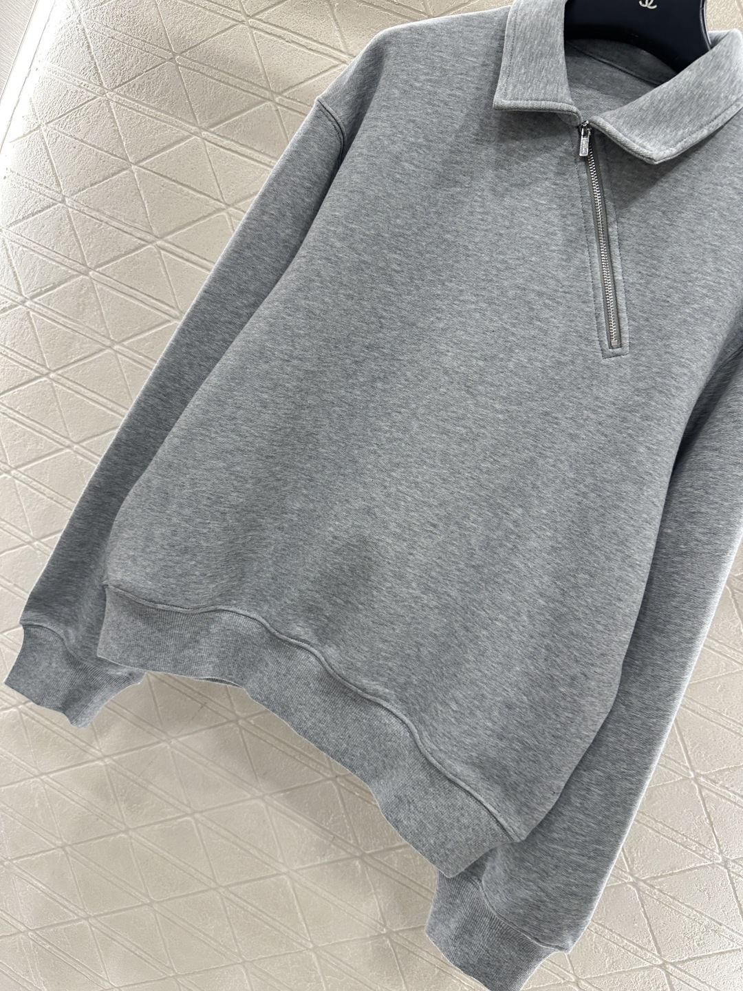 ♥Miumi*♥2025新品上架 翻领斜拉链卫衣定制YB进口原生全棉织造，细腻柔软，高级有型，翻领拉链卫