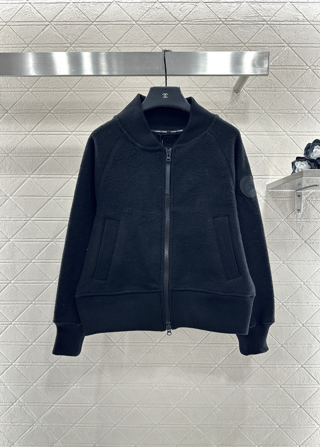 NO:638694,Canada Goos*2025 new products on the shelves Woolen Baseball Jacket Customized YB imported woolen material, soft texture, warm and skin-friendly, stand-up collar zipper baseball jacket style, all-match solid color bottom zipper placket and sleeve side badge color echo embellishment, outline the details to highlight highlights, with knitted vertical pit strips The thread elasticity narrows, fits the curve and is warmer, suitable for outdoor leisure multiple occasions, fashionable and trendy. Customized surface accessories Look for the version High version 3 colors  black gray beige,Canada Goose-clothing,jackets & coats,alexander wang19860909Canada Goos*2025新品上架 毛呢棒球外套 定制YB进口羊毛呢材质,质感柔软,保暖亲肤,立领拉链棒球外套版型,通体百搭素色打底拉链开襟与袖侧徽章色彩呼应点缀,勾勒细节突出亮点,搭配针织竖坑条螺纹弹力收窄,贴合曲线更保暖,穿搭适配户外休闲多重场合,时尚潮流.定制面辅料 认准版本 高版本 3色 黑色 灰色 米色,加拿大鹅-服装,jackets & coats,alexander wang,Women's clothing