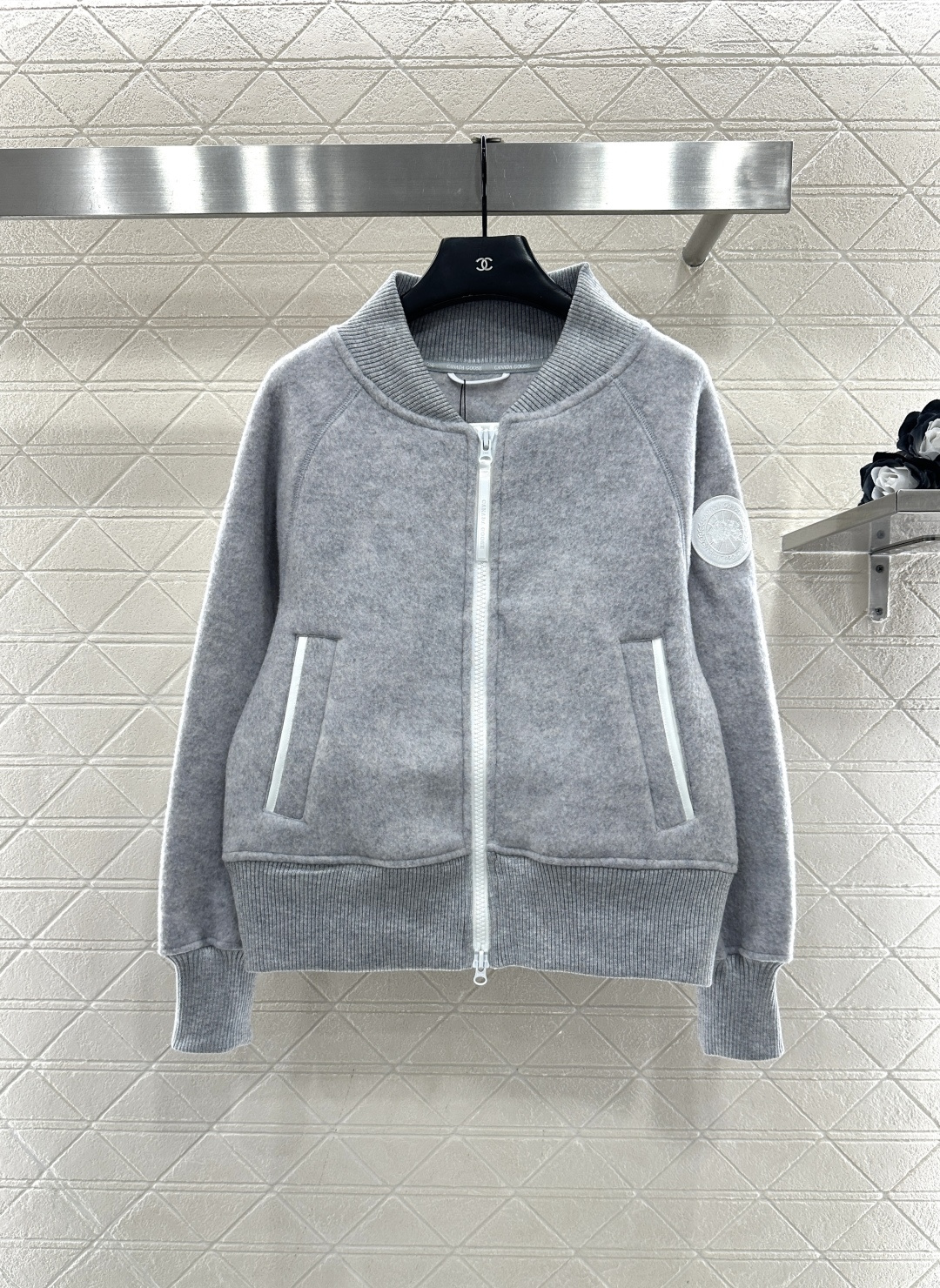 NO:638696,Canada Goos*2025 new products on the shelves Woolen Baseball Jacket Customized YB imported woolen material, soft texture, warm and skin-friendly, stand-up collar zipper baseball jacket style, all-match solid color bottom zipper placket and sleeve side badge color echo embellishment, outline the details to highlight highlights, with knitted vertical pit strips The thread elasticity narrows, fits the curve and is warmer, suitable for outdoor leisure multiple occasions, fashionable and trendy. Customized surface accessories Look for the version High version 3 colors  black gray beige,Canada Goose-clothing,jackets & coats,alexander wang19860909Canada Goos*2025新品上架 毛呢棒球外套 定制YB进口羊毛呢材质,质感柔软,保暖亲肤,立领拉链棒球外套版型,通体百搭素色打底拉链开襟与袖侧徽章色彩呼应点缀,勾勒细节突出亮点,搭配针织竖坑条螺纹弹力收窄,贴合曲线更保暖,穿搭适配户外休闲多重场合,时尚潮流.定制面辅料 认准版本 高版本 3色 黑色 灰色 米色,加拿大鹅-服装,jackets & coats,alexander wang,Women's clothing