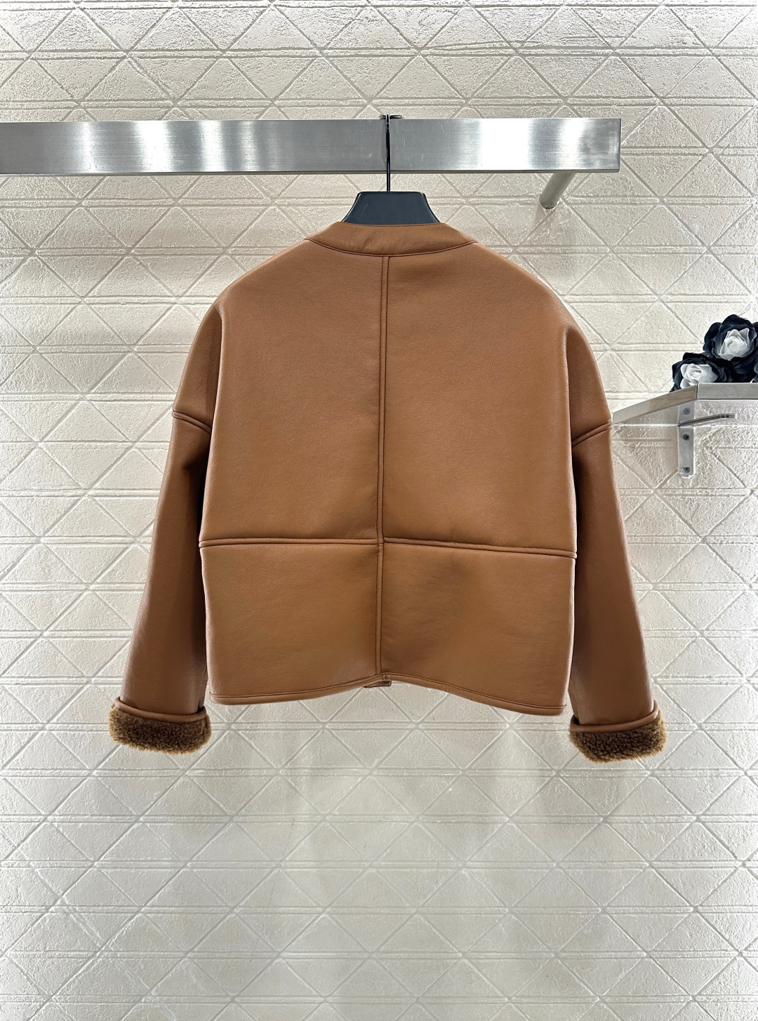 ♥Loew*♥2025新品上架 环保皮毛一体外套定制YB进口环保皮毛一体材质，外层御寒皮革面，细腻光滑，