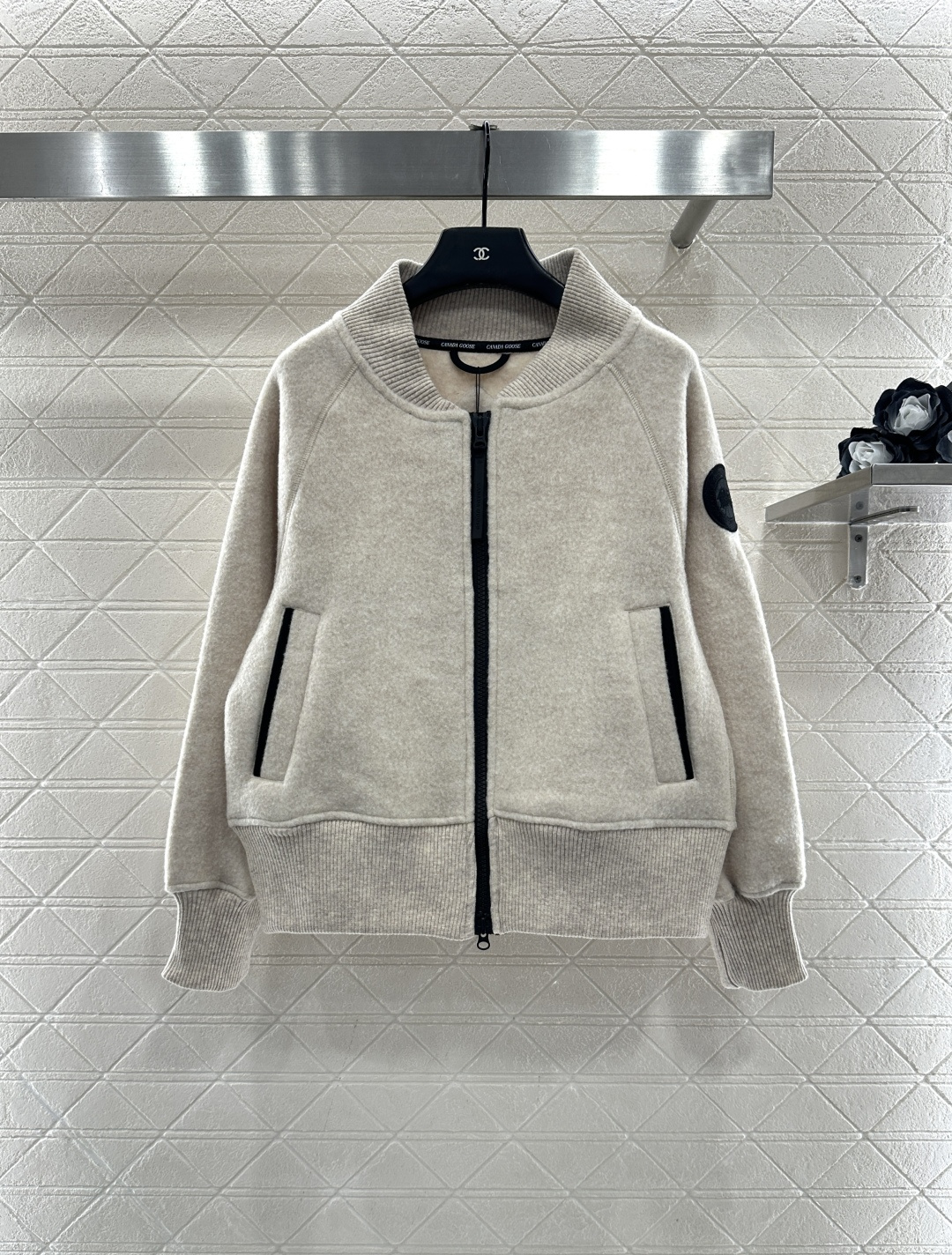 NO:638698,Canada Goos*2025 new products on the shelves Woolen Baseball Jacket Customized YB imported wool material, soft texture, warm and skin-friendly, stand-up collar zipper baseball jacket style, all-match solid color bottom zipper placket and sleeve side badge colors echo the embellishment, outline the details and highlight the highlights, with knitted vertical pit strips The thread elasticity narrows, fits the curve and is warmer, suitable for multiple outdoor leisure occasions, fashionable and trendy. Customized surface accessories Look for the version High version 3 colors  black gray beige,Canada Goose-clothing,jackets & coats,alexander wang19860909Canada Goos*2025新品上架 毛呢棒球外套 定制YB进口羊毛呢材质,质感柔软,保暖亲肤,立领拉链棒球外套版型,通体百搭素色打底拉链开襟与袖侧徽章色彩呼应点缀,勾勒细节突出亮点,搭配针织竖坑条螺纹弹力收窄,贴合曲线更保暖,穿搭适配户外休闲多重场合,时尚潮流.定制面辅料 认准版本 高版本 3色 黑色 灰色 米色,加拿大鹅-服装,jackets & coats,alexander wang,Women's clothing