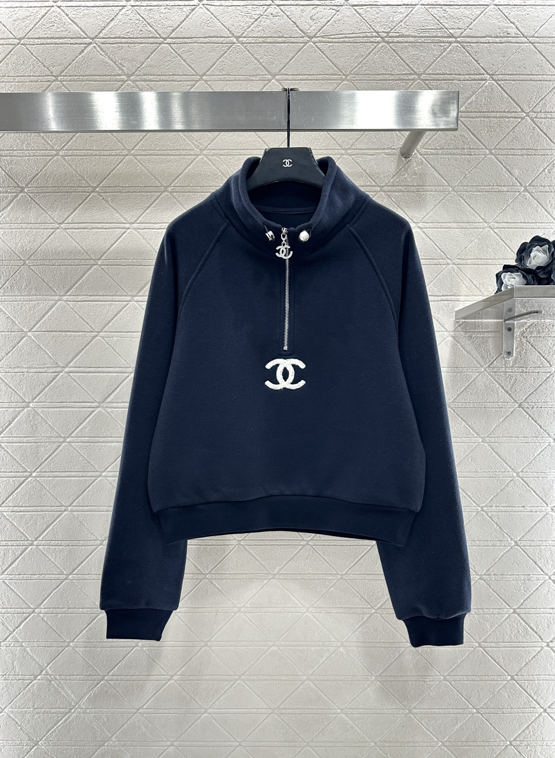 NO:638652,Chane*2025 new products are on the shelves, lapel half-cardigan sweatshirt and trousers suit  Customized YB imported nylon blended material, soft and skin-friendly, fashionable to wear, with obvious fur feel and thicker for autumn and winter, more warmth, stand-up collar drawstring long-sleeved sweatshirt cut, fashionable and casual, hollow double C buckle zipper half placket design on the chest, adjust according to the style, echo the plush logo on the chest, and the whole hemming thread  It is full of style and has a high-end feel. The loose fit adds vitality. Pair it with wide-leg straight drawstring trousers from the same series. The logo details on one side of the trousers are unified and coordinated. The loose silhouette is more casual. It looks simple and high-end. It is essential for autumn and winter suits. A fashion guide for casual sportswear. Customized fabrics and accessories  Look for the correct version, high version, 2 colors, black, red, 36 38 40, Chanel-clothing, chanel, chanel, hoodie, sweatshirts, alexander wang19860909Chane*2025新品上架  翻领半开襟卫衣长裤套装 定制YB进口锦纶混纺材质,柔软亲肤,穿搭时髦,毛感明显秋冬厚度更保暖,立领抽绳长袖卫衣裁剪,时髦休闲,胸前镂空双C扣拉链半开襟设计,随风格心意调适,和胸口毛绒徽标相呼应,包边螺纹整体格调满满,高级感顿显,宽松版型增添活力气息,搭配同系列阔腿直筒抽绳长裤,裤脚单侧徽标细节统一协调,版型宽松廓形更休闲,穿出简约高级,秋冬套装必不可少,休闲运动穿搭时尚指南.定制面辅料 认准版本 高版本 2色 黑色 红色 36 38 40,香奈儿-服装,chanel,chanel,hoodie,sweatshirts,alexander wang,Women's clothing