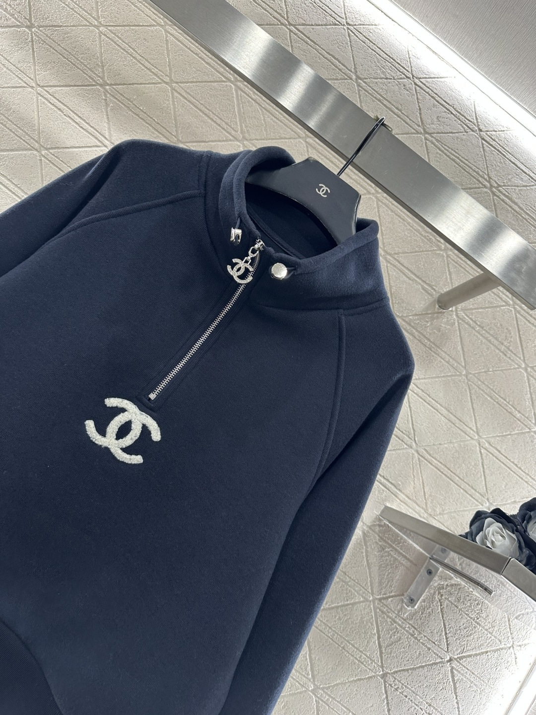 ♥Chane*♥2025新品上架 翻领半开襟卫衣长裤套装定制YB进口锦纶混纺材质，柔软亲肤，穿搭时髦，毛