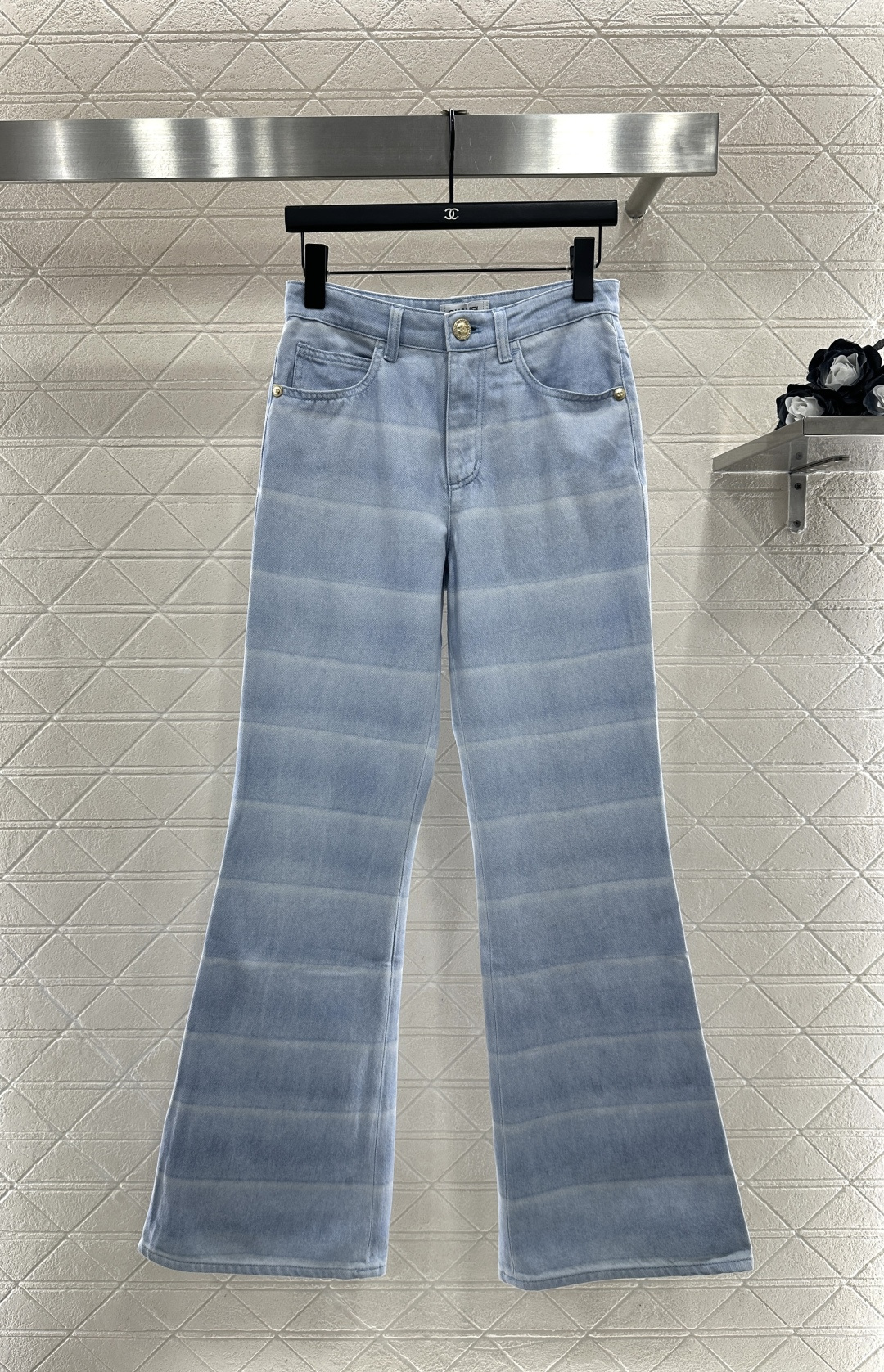 NO:638650,Chane*2025 new products are on the shelves. Laser-striped micro-boot denim trousers. Customized YB twill cotton denim material. High-end texture. Stylish to wear. Micro-boot trousers. Full-body enzyme wash and laser dyeing to show horizontal stripes. Dark and light blue are too clear. Versatile and durable. Printed rhinestone double C letter logo placket button. Three-dimensional tailoring. Modify the leg shape. The upper body shows charming long legs. Casually match with tops, fashionable and fashionable. Ceiling version  Strip processing, clear texture, no effects that cannot be developed by YB, perfect restoration, series coats will be released in 3 days, customized surface accessories, look for the correct version, high version 36 38 40, Chanel-clothing, chanel, chanel, jackets & coats, alexander wang19860909Chane*2025新品上架 激光对条微喇牛仔长裤 定制YB斜纹棉牛仔材质,质感高级,穿搭有型,微喇长裤版型,通体酵素水洗以激光晕染,呈现出横向条纹,深浅蓝过度清晰,百搭耐看,印刻水钻双C字母徽标襟扣点睛,立体剪裁,穿搭修饰腿型,上身立显迷人长腿,随意搭配上装,时髦洋气.天花板版本 对条处理 纹理清晰 无YB开发不出来的效果 完美还原 系列外套3天后出 定制面辅料 认准版本 高版本 36 38 40,香奈儿-服装,chanel,chanel,jackets & coats,alexander wang,Women's clothing