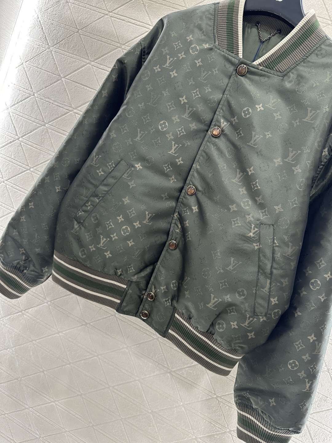 ♥Louis vuitto*♥2025新品上架 渐变提花夹克棉服外套定制YB进口提花材质，质感光泽，垂感