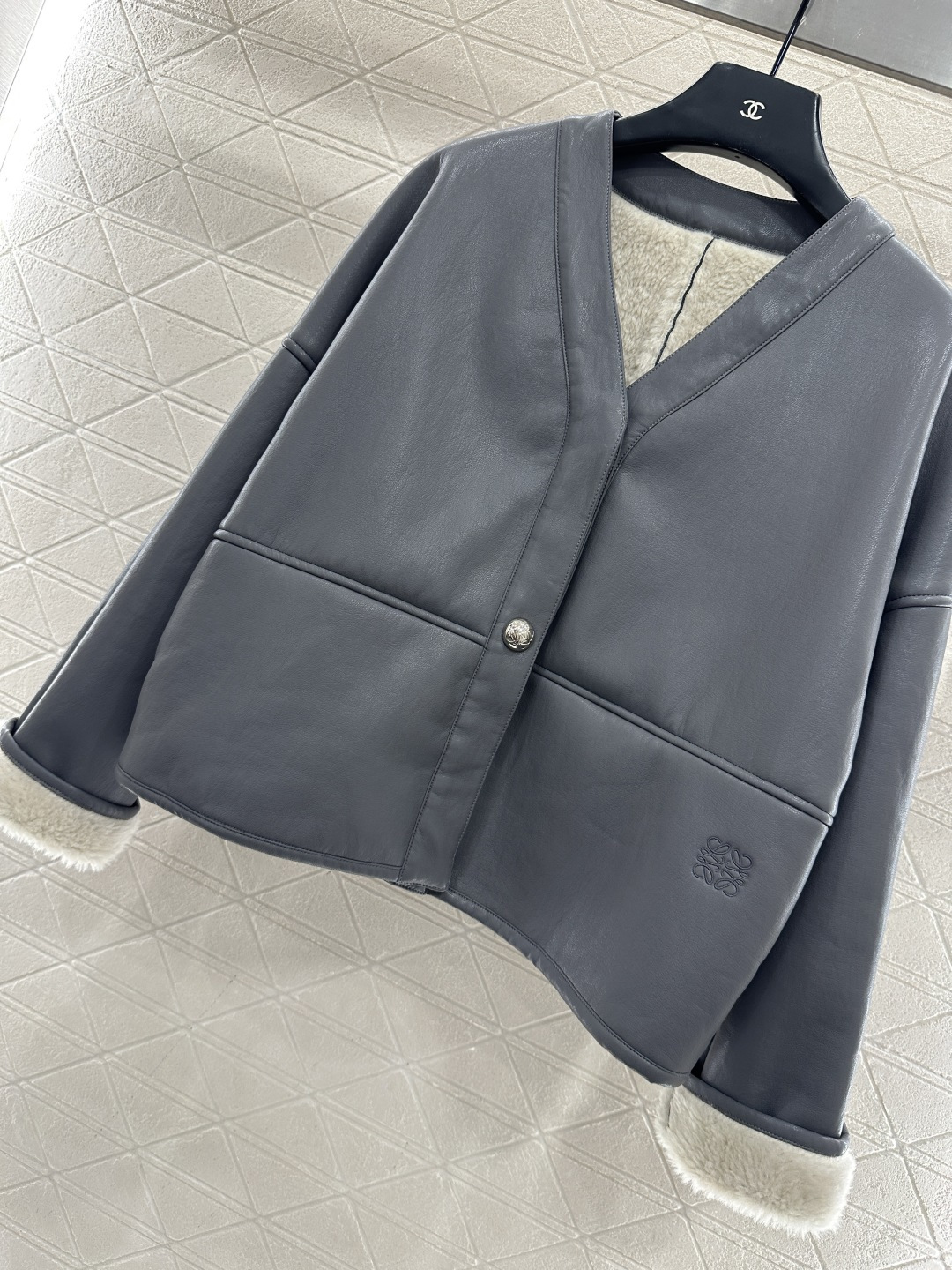 ♥Loew*♥2025新品上架 环保皮毛一体外套定制YB进口环保皮毛一体材质，外层御寒皮革面，细腻光滑，