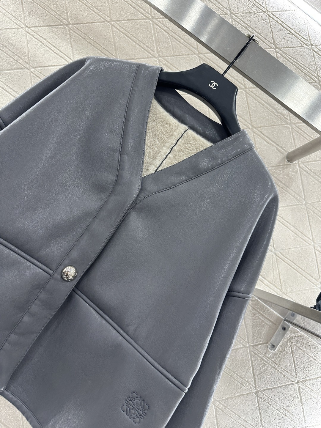 ♥Loew*♥2025新品上架 环保皮毛一体外套定制YB进口环保皮毛一体材质，外层御寒皮革面，细腻光滑，