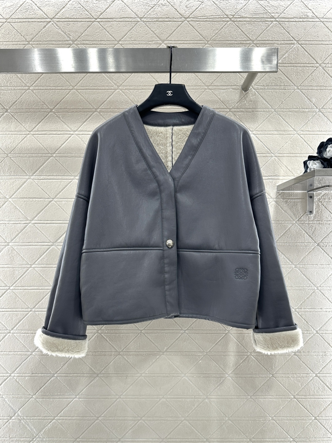 NO:638673,Loew*2025 new products are on the shelves, environmentally friendly fur one-piece jacket  Customized YB imported environmentally friendly fur integrated material, the outer layer is cold-resistant leather, delicate and smooth, the inner Teddy short velvet is warm and solid, and is exposed through the folded cuffs, forming a color and fabric splicing collision with the body. The V-neck button placket design makes it easy to put on and take off to change the shape at will.  , the outer layer is low saturation haze blue and Maillard brown, with engraved totems on the waist, the brand style is low-key, the interior is fully covered with plush, the amount of wool is soft, the loose shoulder version, warm without looking bloated, a must-have warm jacket for autumn and winter warmth. Customized surface accessories  Look for the correct version, high version, 2 colors, brown, haze blue -, Loewe-clothing, loewe, loewe, jackets & coats, alexander wang19860909Loew*2025新品上架  环保皮毛一体外套 定制YB进口环保皮毛一体材质,外层御寒皮革面,细腻光滑,内侧泰迪短绒保暖扎实,并通过袖口翻折外露,与大身形成颜色和面料拼接碰撞,V领纽扣开襟设计,穿脱方便随意变换造型,通体外层低饱和雾霾蓝和美拉德棕色,配合印刻图腾于腰侧,品牌格调低调显现,内里满铺毛绒,毛量充足手感柔软,宽松落肩版型,保暖不显臃肿,秋冬保暖必备保暖外套.定制面辅料 认准版本 高版本 2色 棕色 雾霾蓝 -,罗意威-服装,loewe,loewe,jackets & coats,alexander wang,Women's clothing