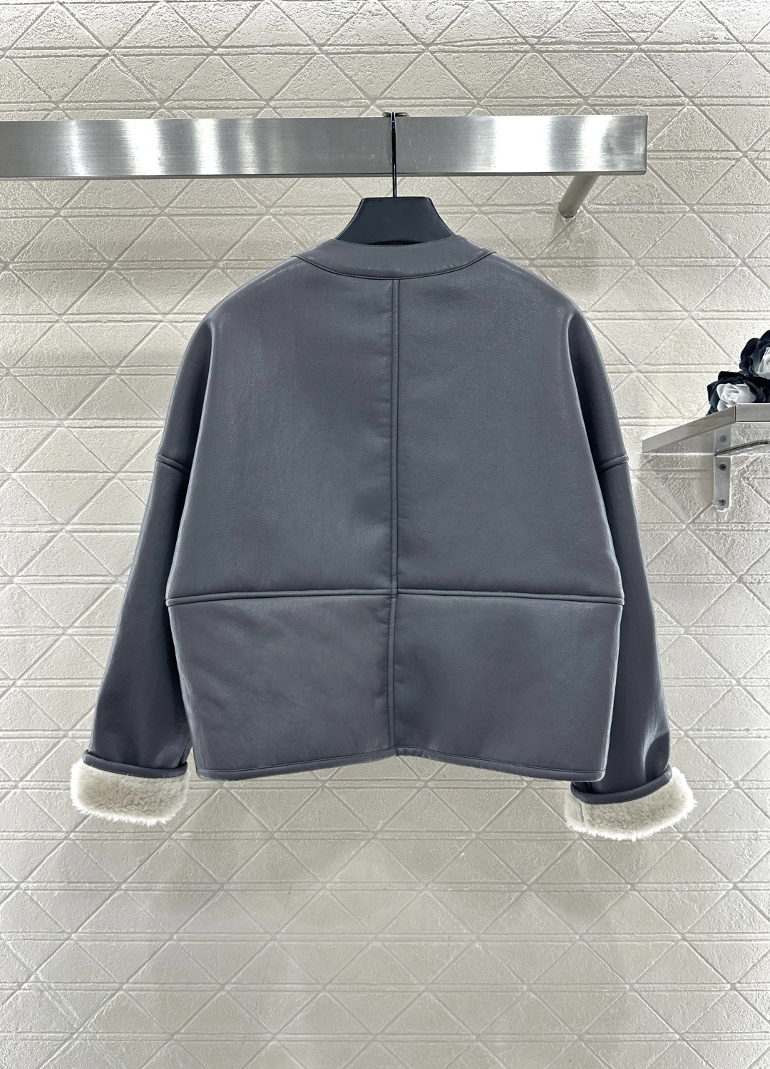 ♥Loew*♥2025新品上架 环保皮毛一体外套定制YB进口环保皮毛一体材质，外层御寒皮革面，细腻光滑，