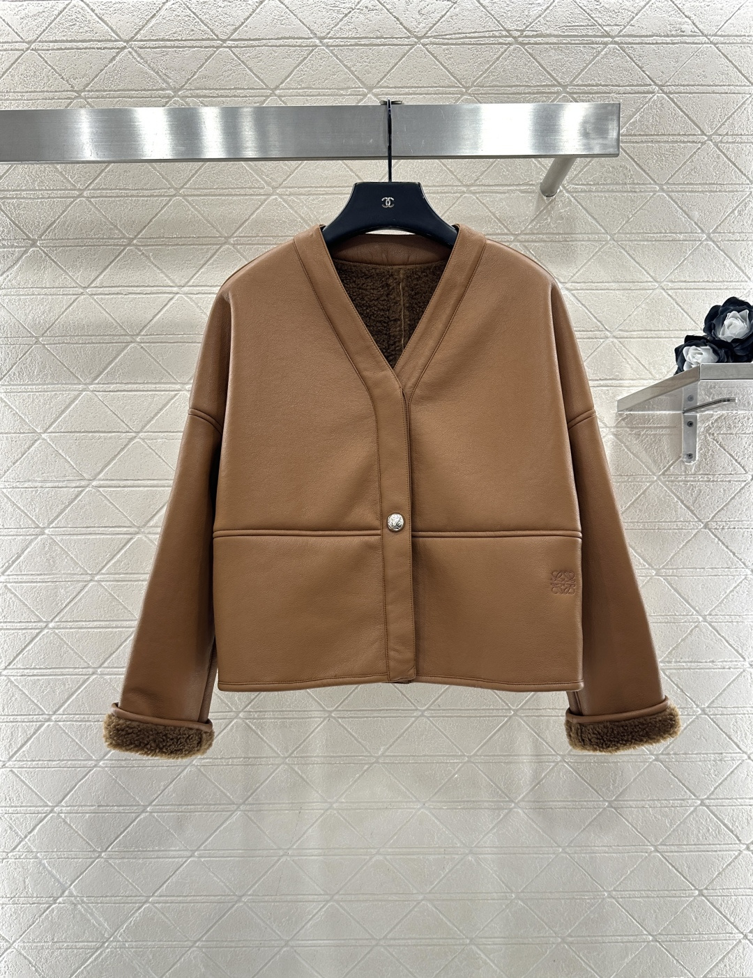 NO:638677,Loew*2025 new products are on the shelves, environmentally friendly fur one-piece jacket  Customized YB imported environmentally friendly fur integrated material, the outer layer is cold-resistant leather, delicate and smooth, the inner Teddy short velvet is warm and solid, and is exposed through the folded cuffs, forming a color and fabric splicing collision with the body. The V-neck button placket design makes it easy to put on and take off to change the shape at will.  , the outer layer is low saturation haze blue and Maillard brown, with engraved totems on the waist, the brand style is low-key, the interior is fully covered with plush, the amount of wool is soft, the loose shoulder version, warm without looking bloated, a must-have warm jacket for autumn and winter warmth. Customized surface accessories  Look for the correct version, high version, 2 colors, brown, haze blue -, Loewe-clothing, loewe, loewe, jackets & coats, alexander wang19860909Loew*2025新品上架  环保皮毛一体外套 定制YB进口环保皮毛一体材质,外层御寒皮革面,细腻光滑,内侧泰迪短绒保暖扎实,并通过袖口翻折外露,与大身形成颜色和面料拼接碰撞,V领纽扣开襟设计,穿脱方便随意变换造型,通体外层低饱和雾霾蓝和美拉德棕色,配合印刻图腾于腰侧,品牌格调低调显现,内里满铺毛绒,毛量充足手感柔软,宽松落肩版型,保暖不显臃肿,秋冬保暖必备保暖外套.定制面辅料 认准版本 高版本 2色 棕色 雾霾蓝 -,罗意威-服装,loewe,loewe,jackets & coats,alexander wang,Women's clothing