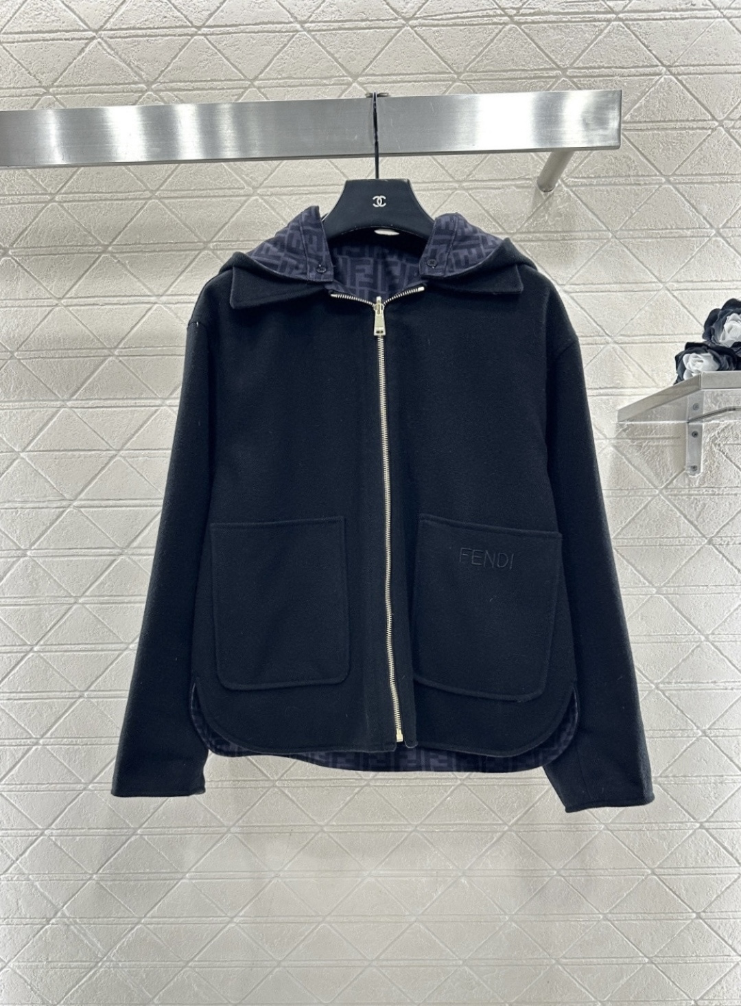 NO:638666,Fend*2025 new products are on the shelves. Hooded reversible woolen jacket. Customized YB imported woolen material, skin-friendly texture, comfortable and warm. Detachable hooded zippered jacket style, short in front and long in back, slightly A-shaped cape-style wide silhouette, excellent windproof and cold protection effect. Reversible design, one side is plain and the other side is covered with double F printing. It is versatile and fashionable. The overall shape is high-end and western style. The pockets are embellished with embroidered letter logos, which echoes the old money feeling inside and outside. Customized surface accessories Look for the version  High version off-white black 2 colors, Fendi-clothing, fendi, fendi, jackets & coats, hats, alexander wang19860909Fend*2025新品上架 连帽两面穿毛呢外套 定制YB进口羊毛呢材质,质感亲肤,舒适保暖,可拆卸连帽拉链外套版型,前短后长微A斗篷式宽廓形,防风御寒效果绝佳,两面穿设计,一面素色一面满铺双F印花,百搭时尚,整体造型高级洋气,口袋点缀刺绣字母徽标,内外呼应老钱感满满.定制面辅料 认准版本 高版本 米白 黑色 2色,芬迪-服装,fendi,fendi,jackets & coats,hats,alexander wang,Women's clothing