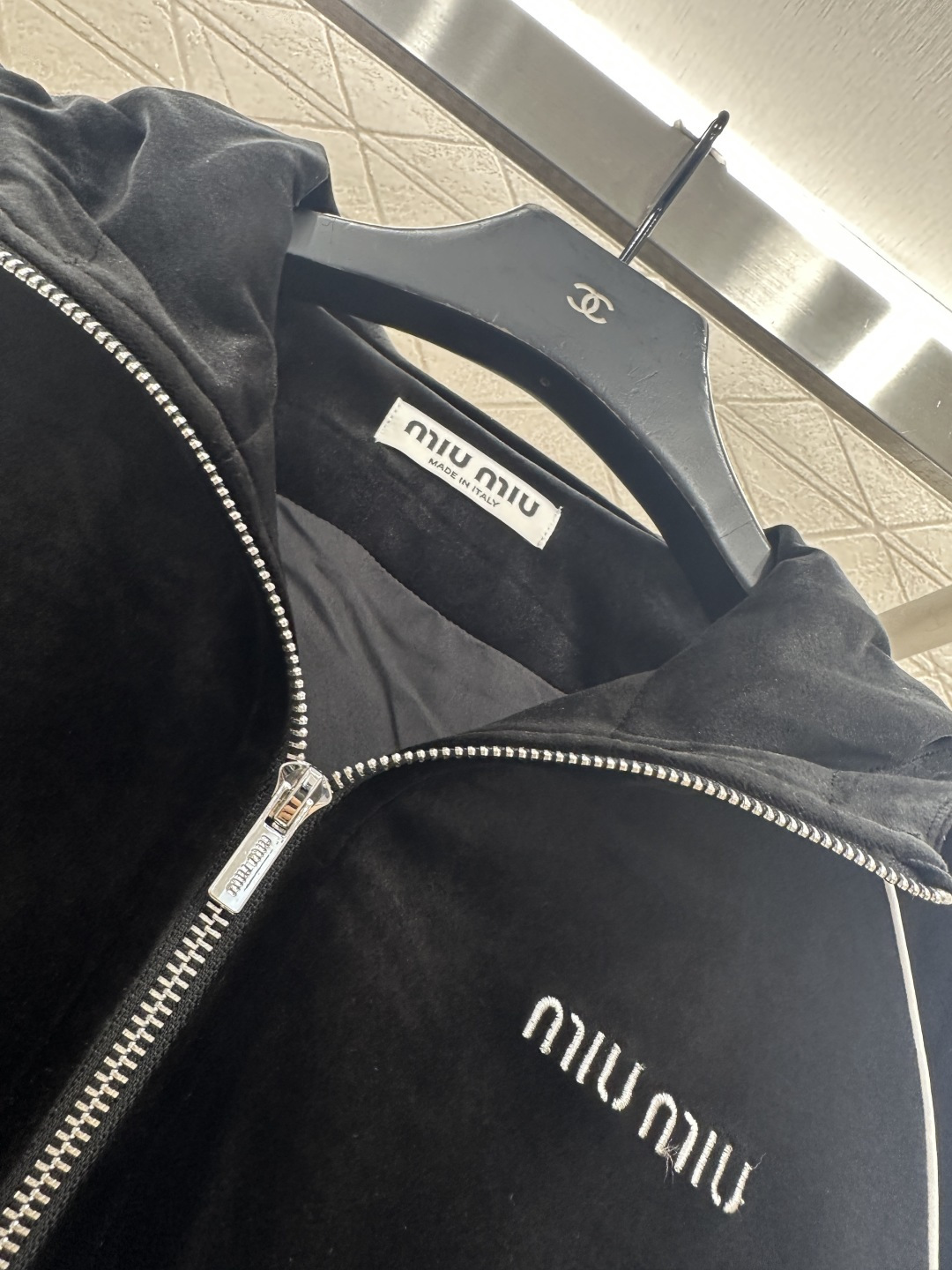 ♥Miumi*♥2025新品上架 连帽外套长裤套装定制YB进口丝绒材质，质感光泽，细腻舒适，连帽拉链外套