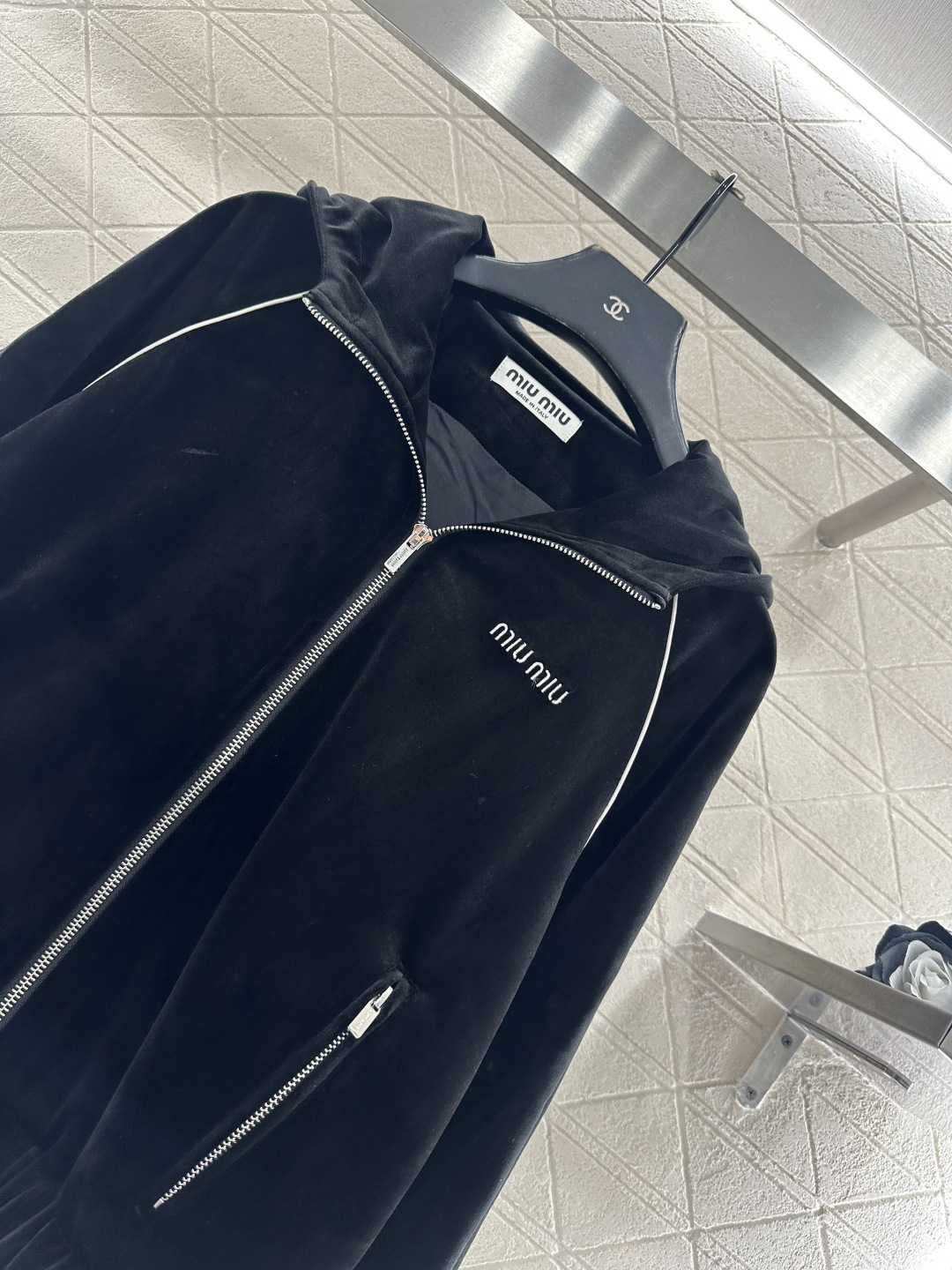 ♥Miumi*♥2025新品上架 连帽外套长裤套装定制YB进口丝绒材质，质感光泽，细腻舒适，连帽拉链外套
