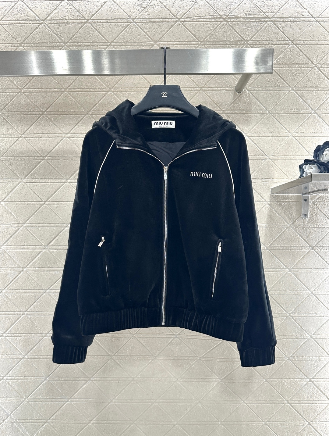 ♥Miumi*♥2025新品上架 连帽外套长裤套装定制YB进口丝绒材质，质感光泽，细腻舒适，连帽拉链外套