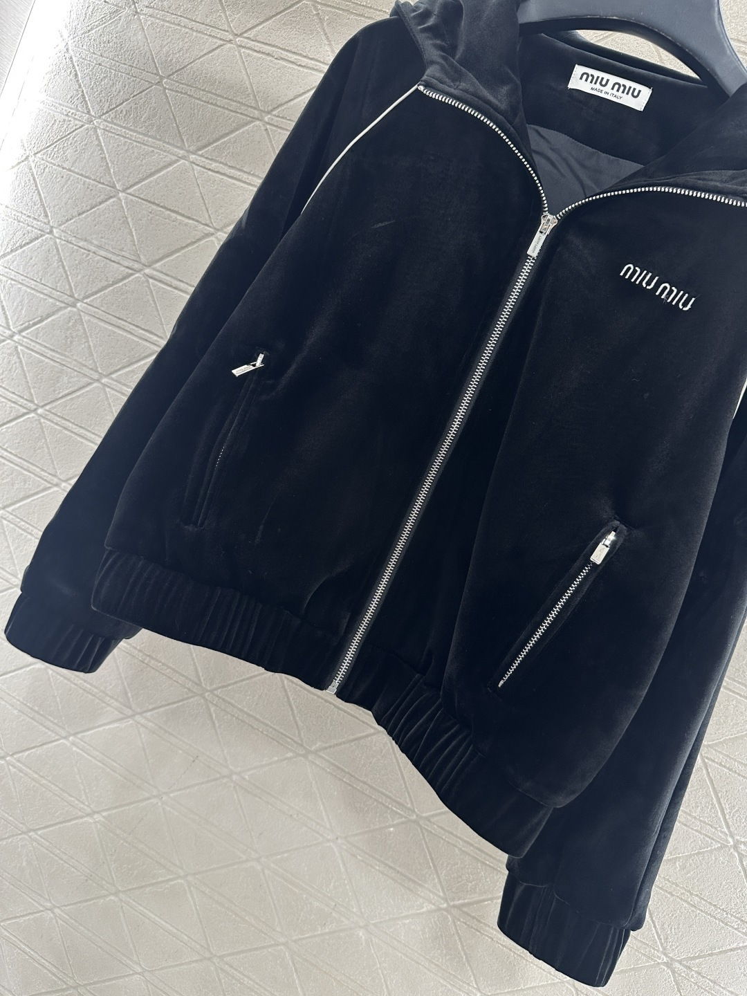 ♥Miumi*♥2025新品上架 连帽外套长裤套装定制YB进口丝绒材质，质感光泽，细腻舒适，连帽拉链外套