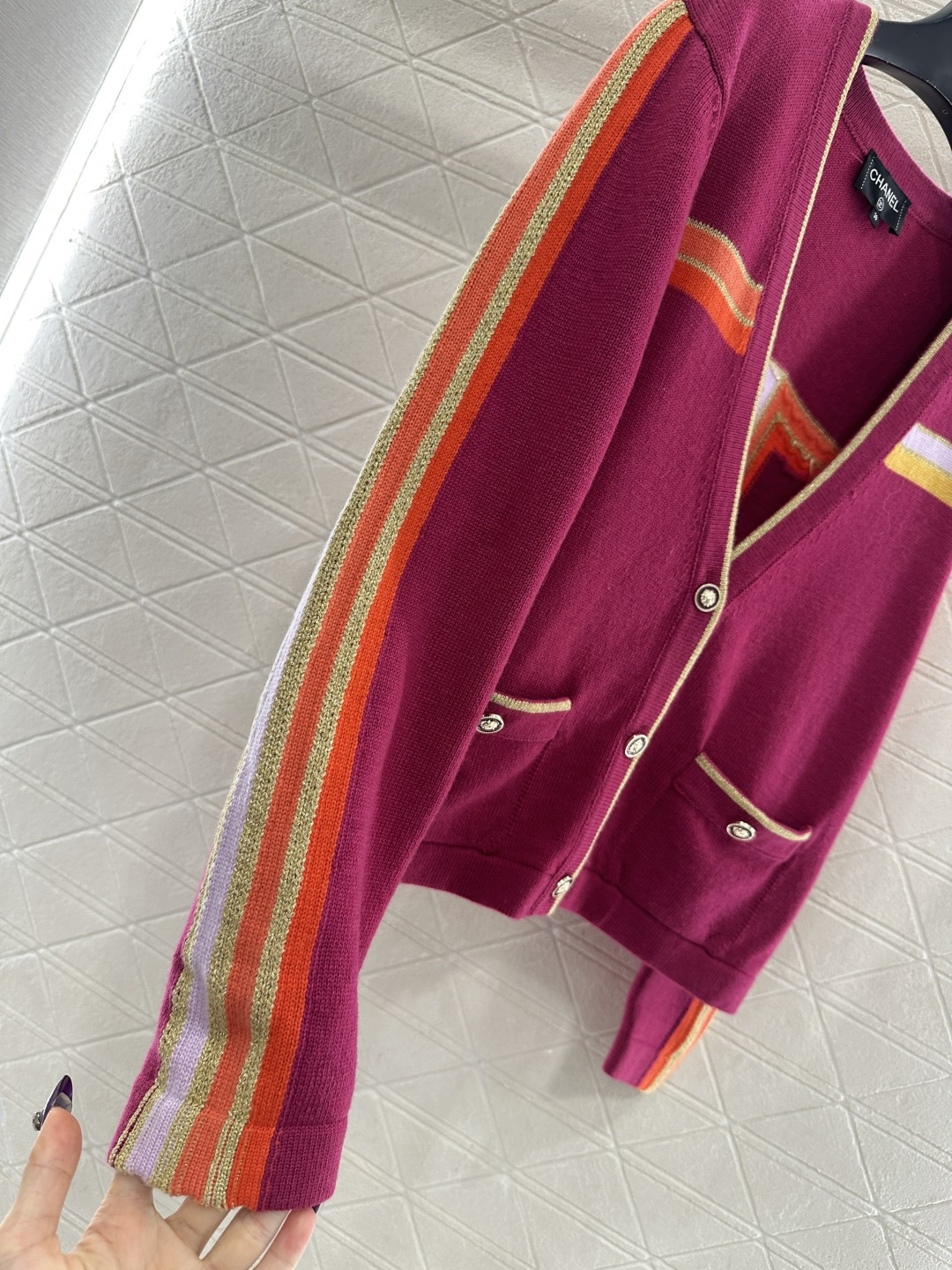 ♥Chane*♥2025新品上架 撞色针织开衫定制YB羊绒针织材质，密度细针织造，清晰毛感肌理，舒适亲肤