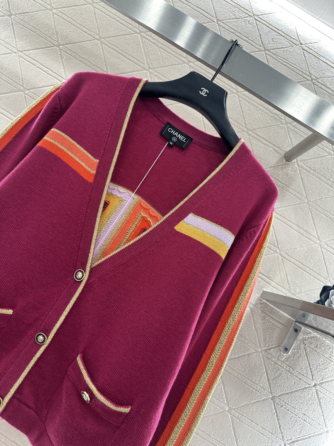 ♥Chane*♥2025新品上架 撞色针织开衫定制YB羊绒针织材质，密度细针织造，清晰毛感肌理，舒适亲肤