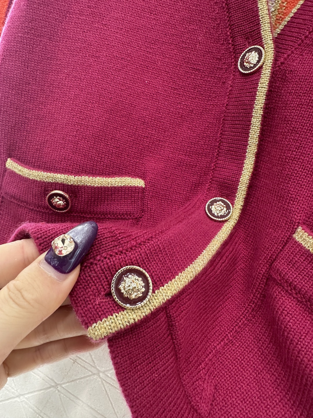 ♥Chane*♥2025新品上架 撞色针织开衫定制YB羊绒针织材质，密度细针织造，清晰毛感肌理，舒适亲肤