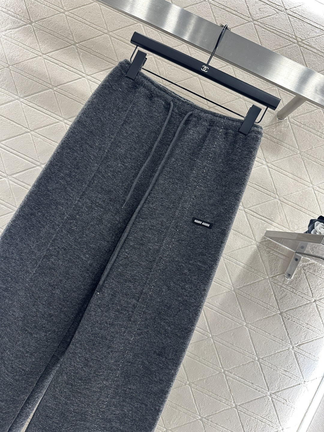 ♥Miumi*♥2025新品上架 抽绳轮廓阔腿长裤定制YB进口羊毛混纺材质，面料扎实，穿搭舒适保暖，适宜