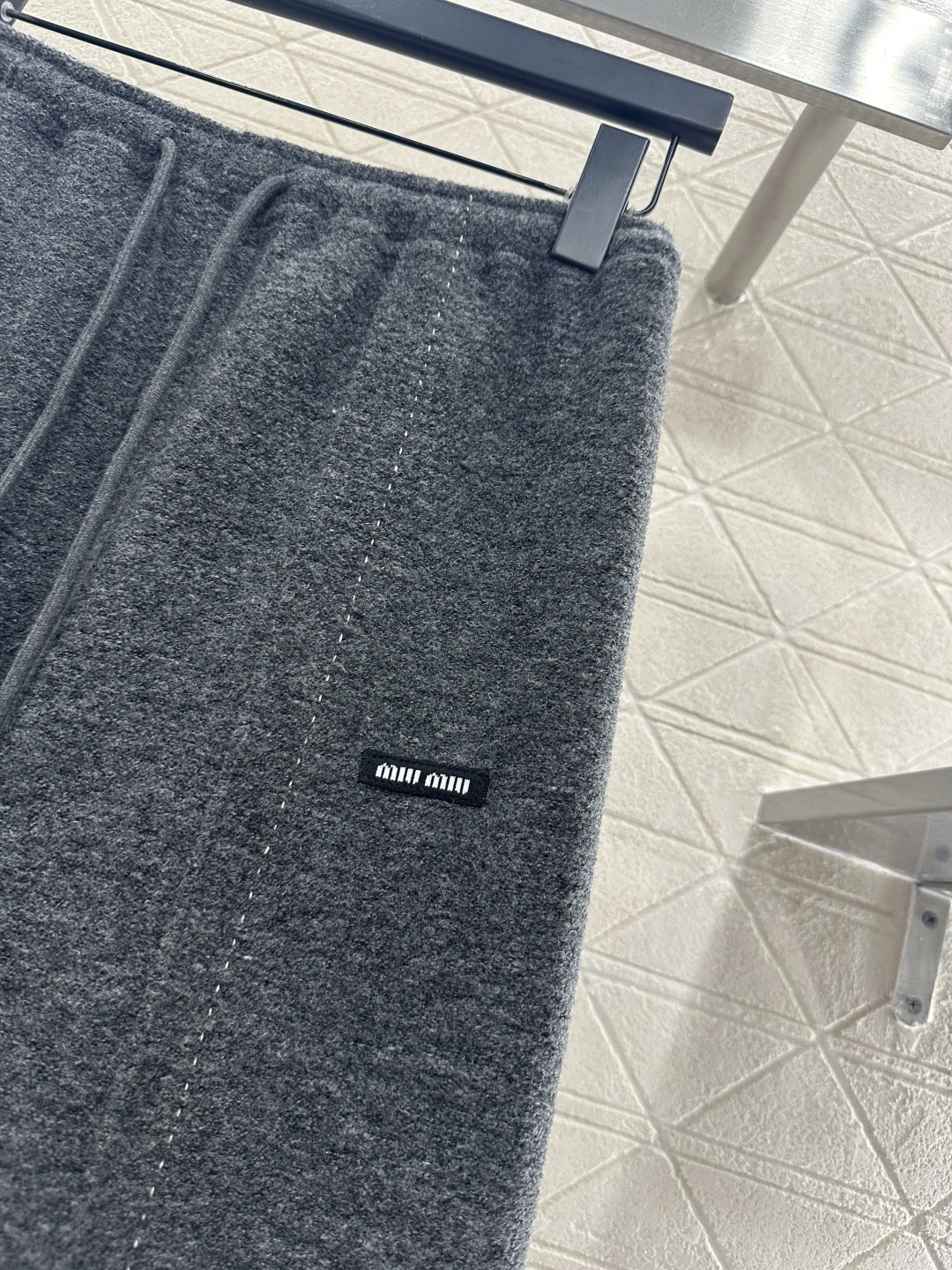 ♥Miumi*♥2025新品上架 抽绳轮廓阔腿长裤定制YB进口羊毛混纺材质，面料扎实，穿搭舒适保暖，适宜