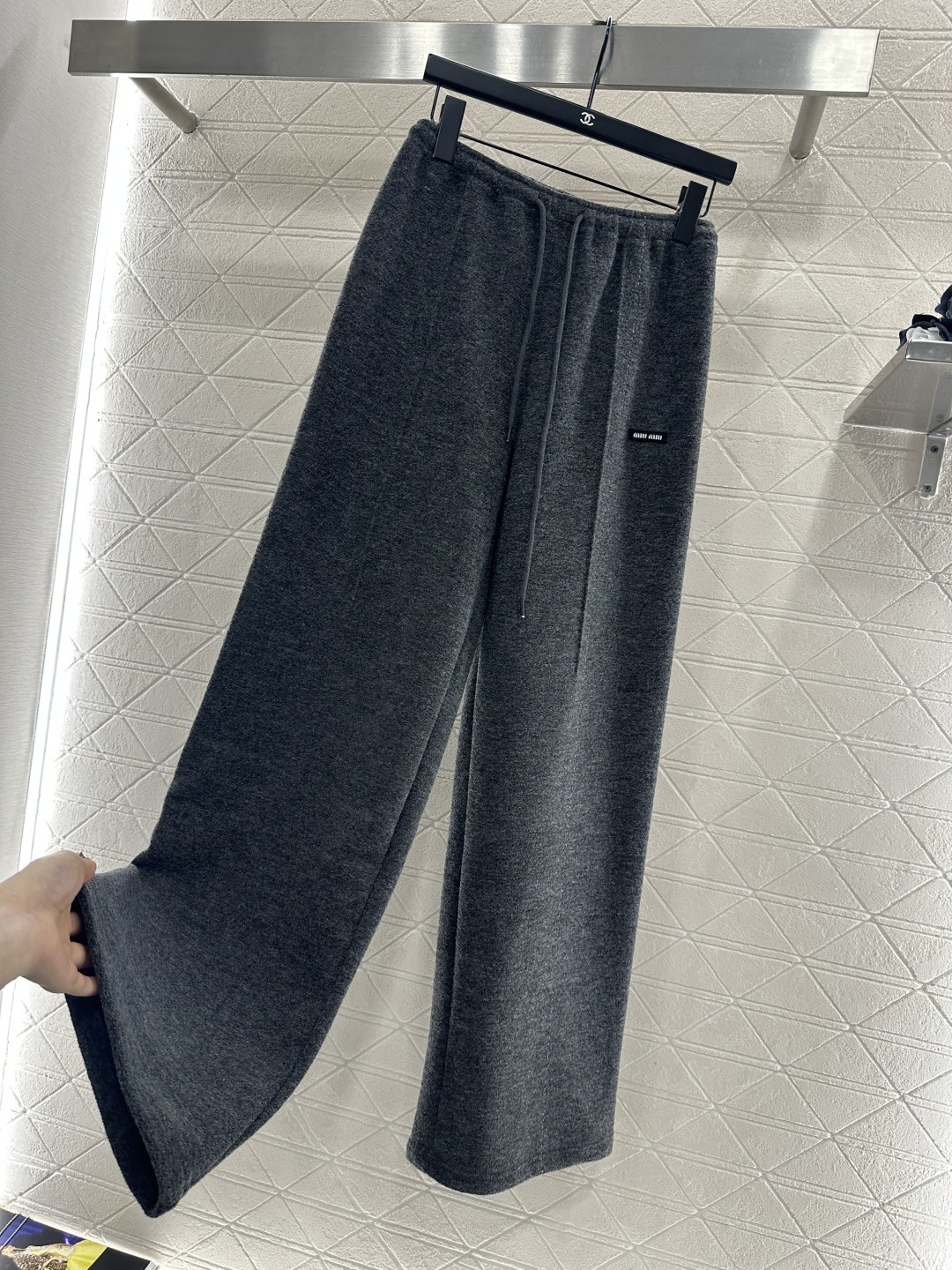 ♥Miumi*♥2025新品上架 抽绳轮廓阔腿长裤定制YB进口羊毛混纺材质，面料扎实，穿搭舒适保暖，适宜